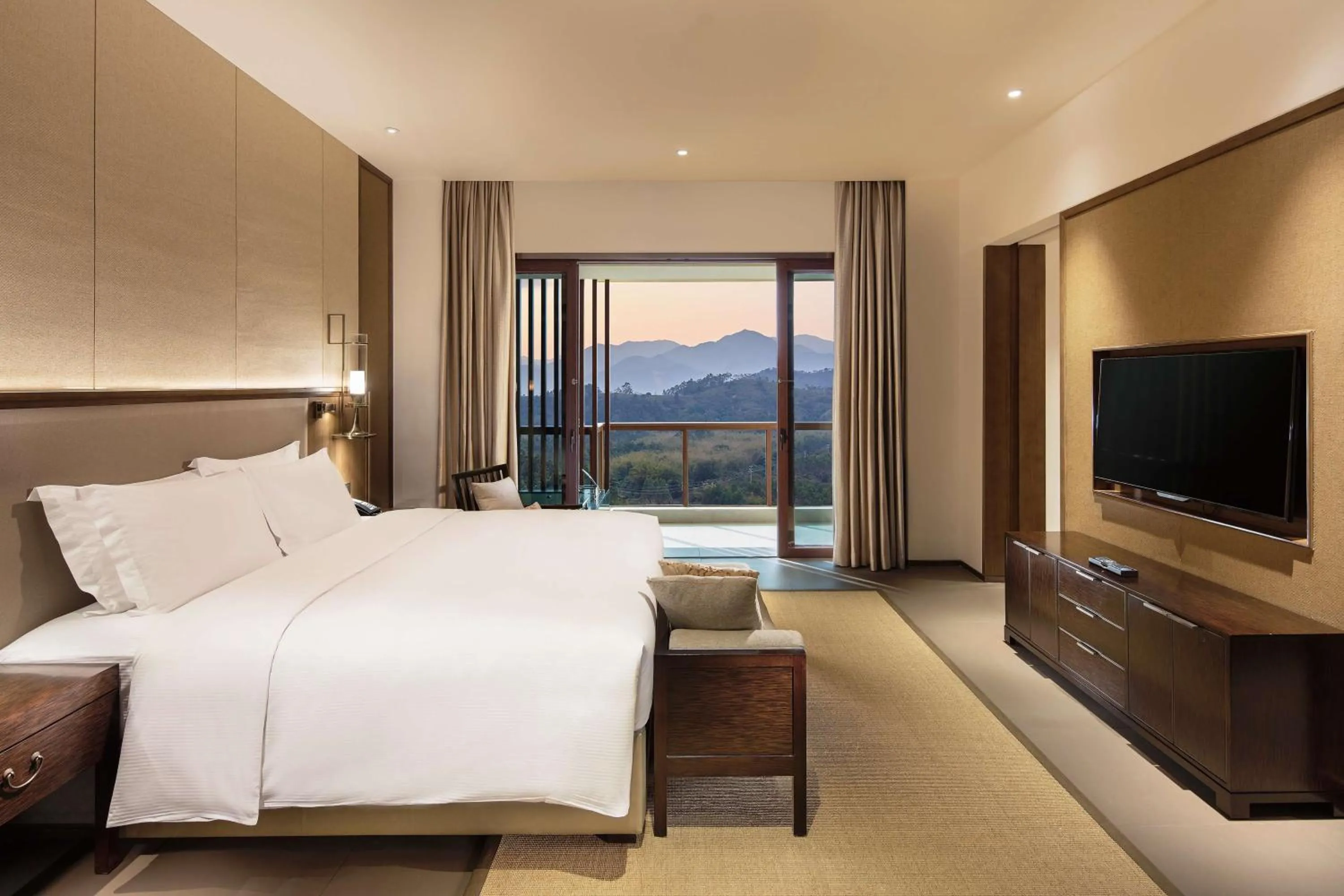 Bed in Hilton Huizhou Longmen Resort