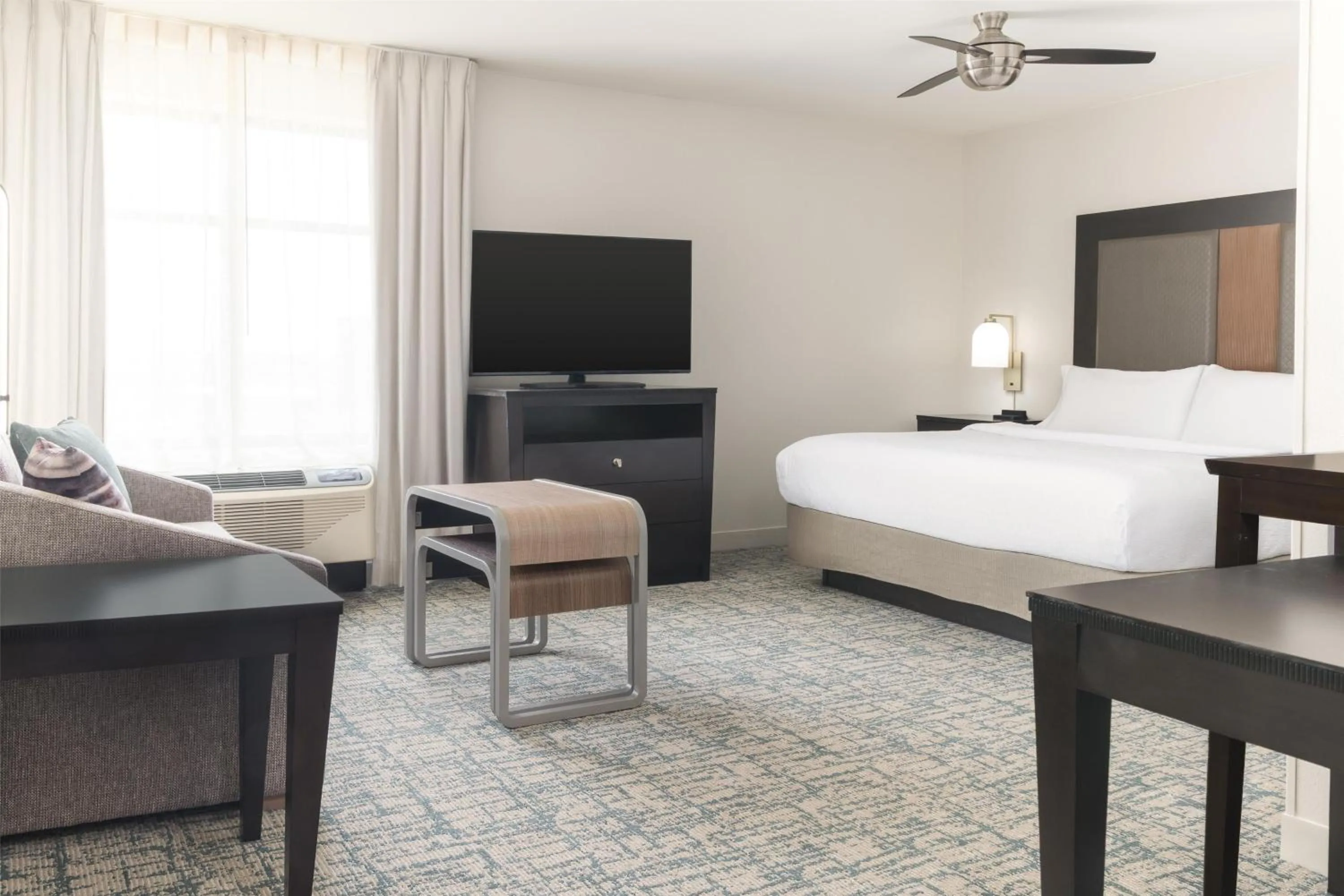 Living room, Bed in Homewood Suites By Hilton Wauwatosa Milwaukee