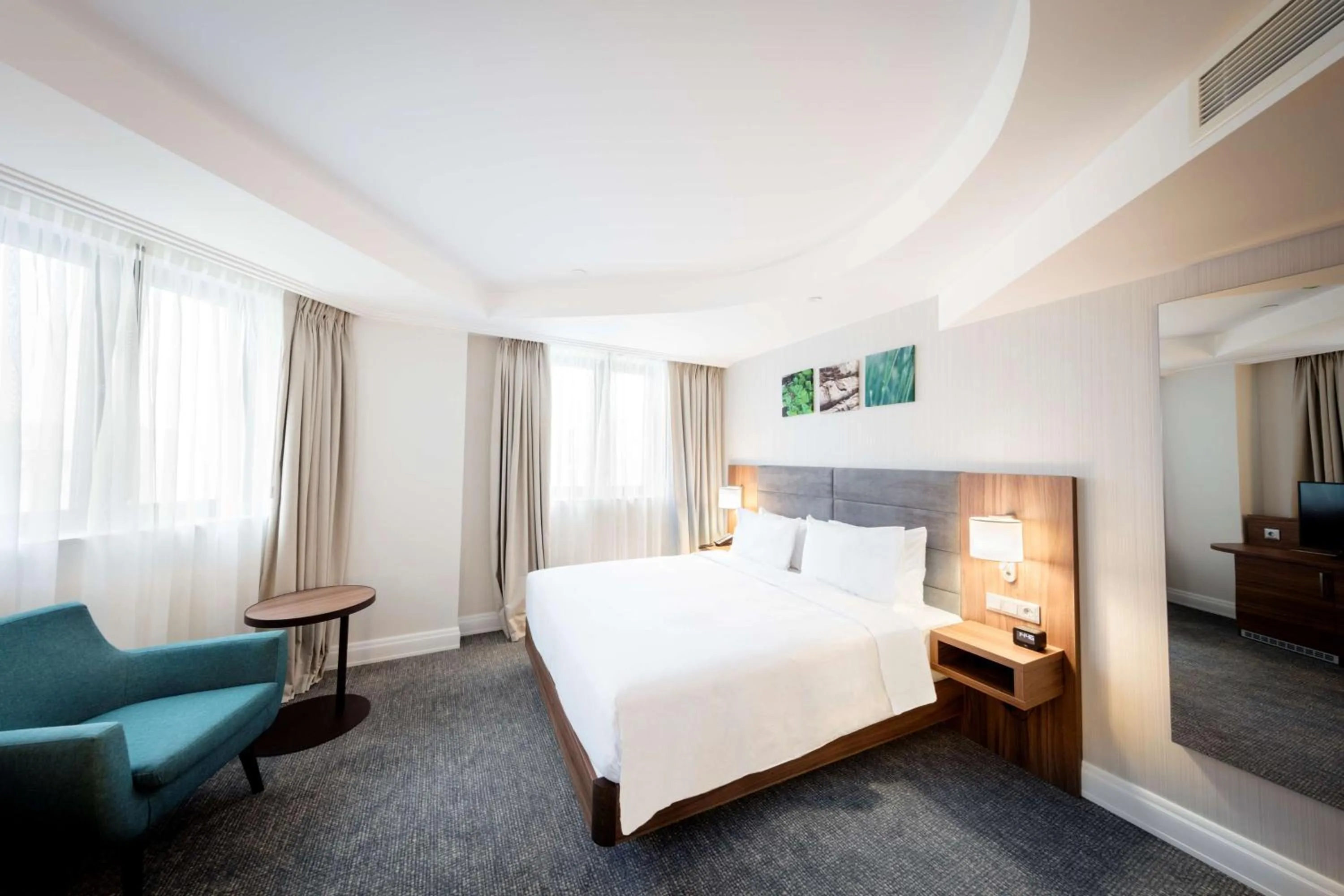 Living room, Bed in Hilton Garden Inn Bucharest Old Town