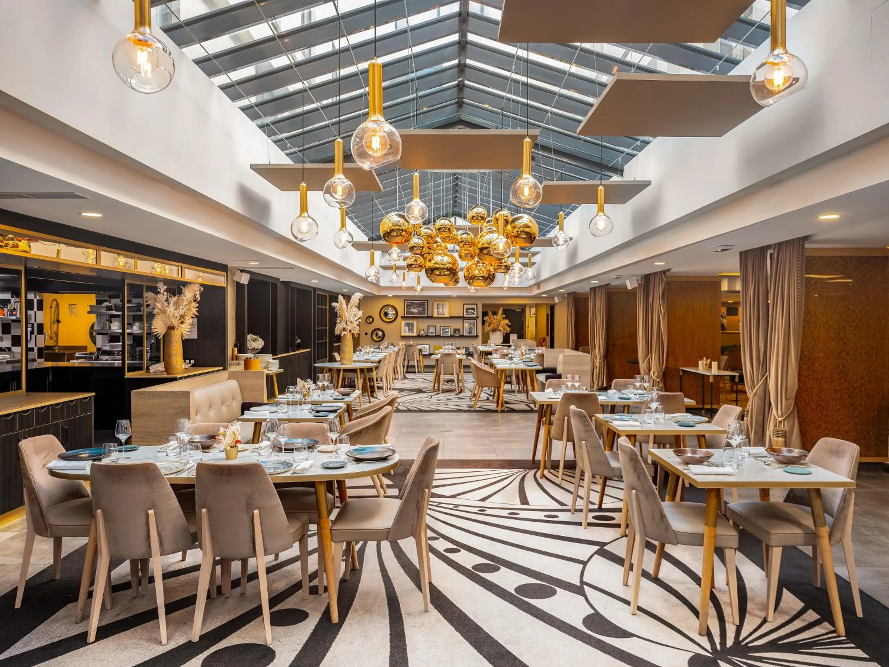 Restaurant/places to eat in Niepce Paris, Curio Collection By Hilton