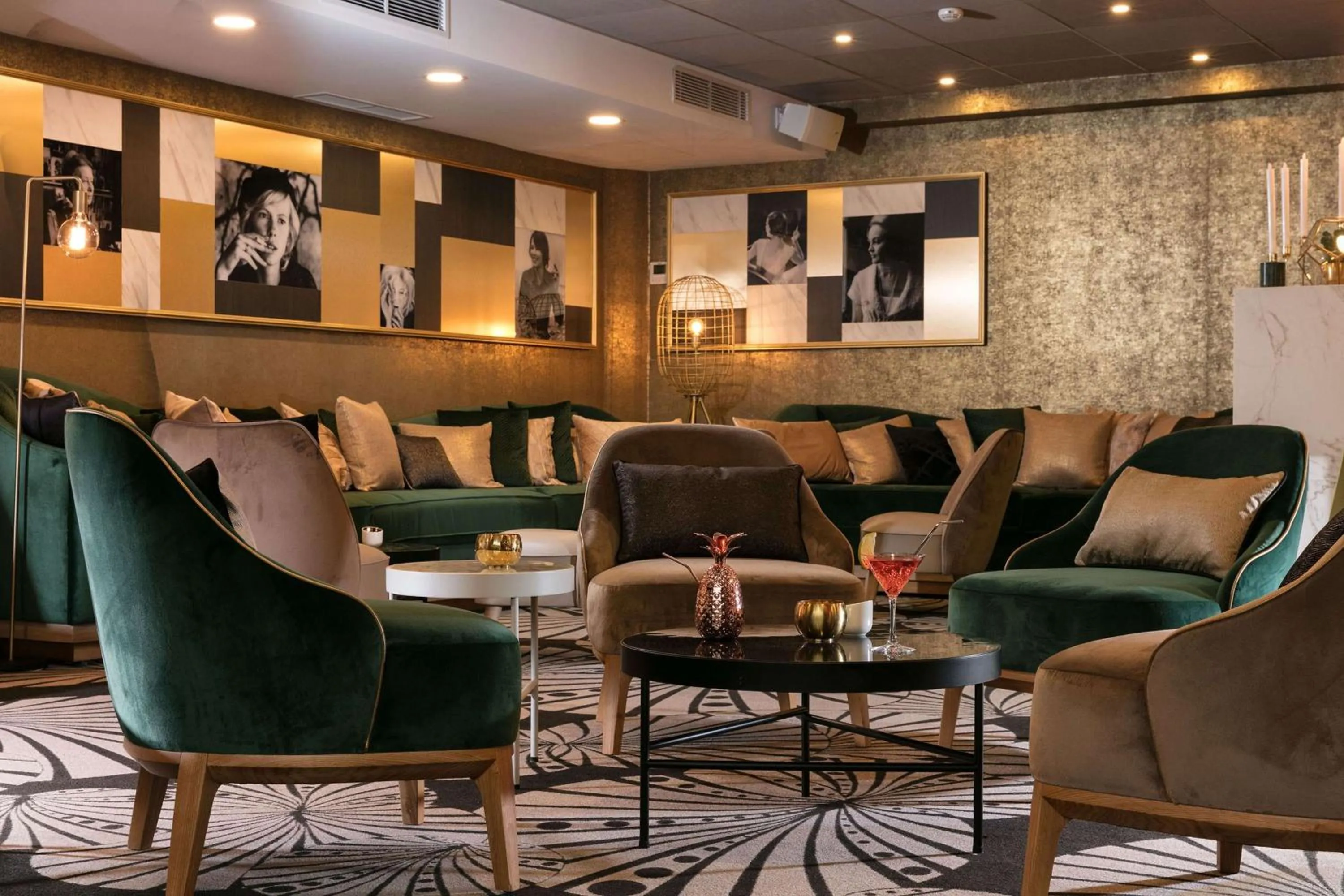 Lounge or bar in Niepce Paris, Curio Collection By Hilton