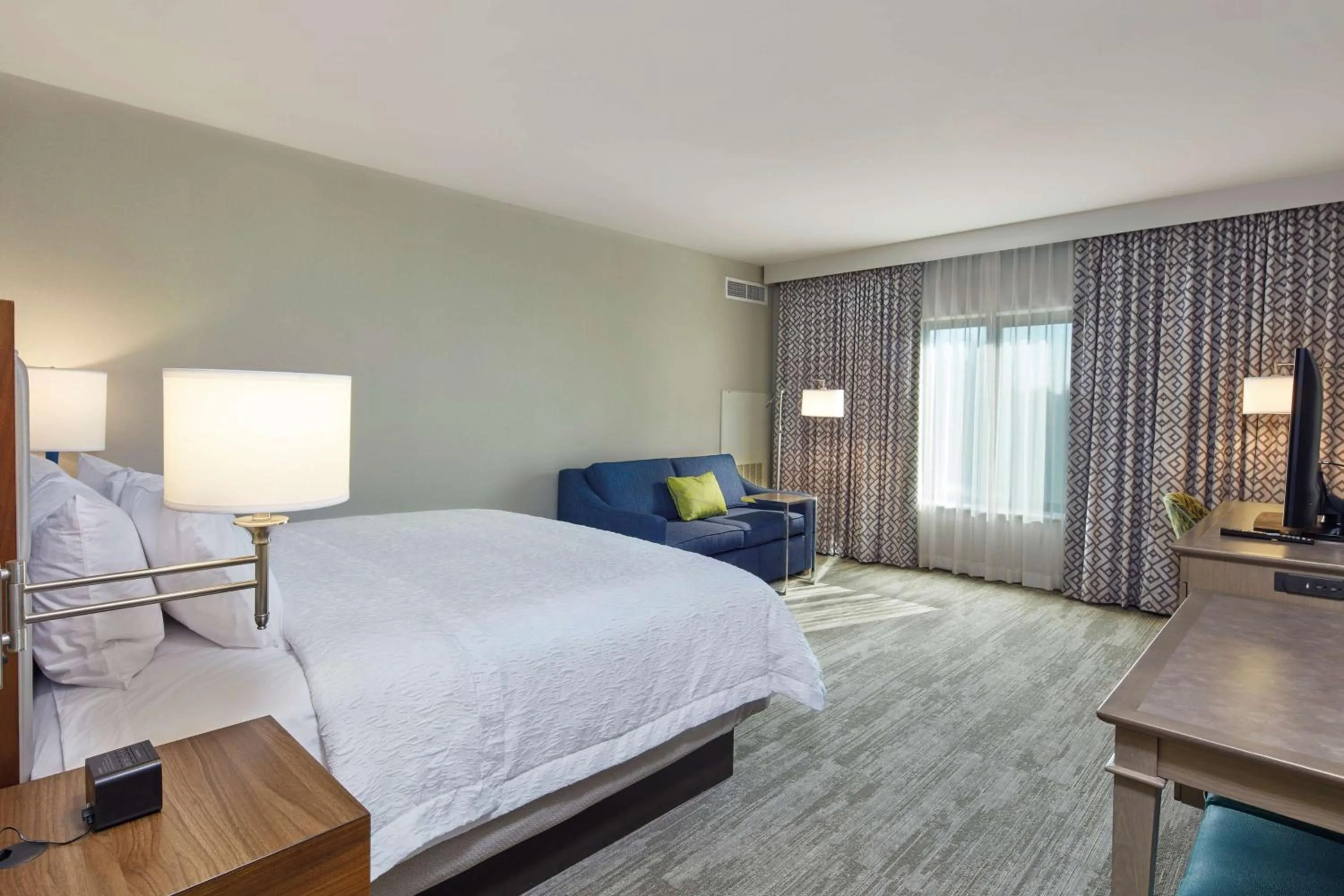 Living room, Bed in Hampton Inn & Suites Sacramento at CSUS