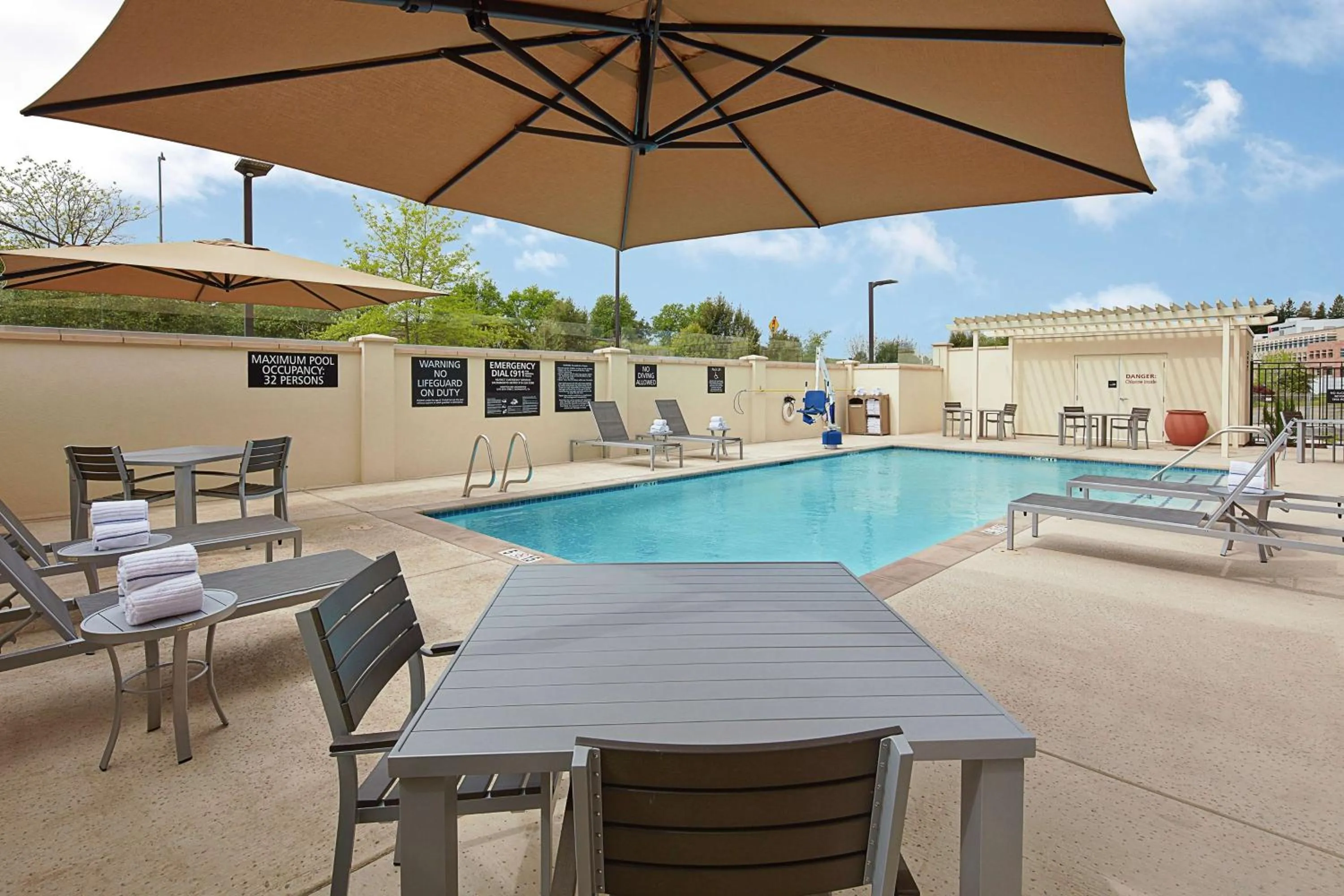 Pool view in Hampton Inn & Suites Sacramento at CSUS