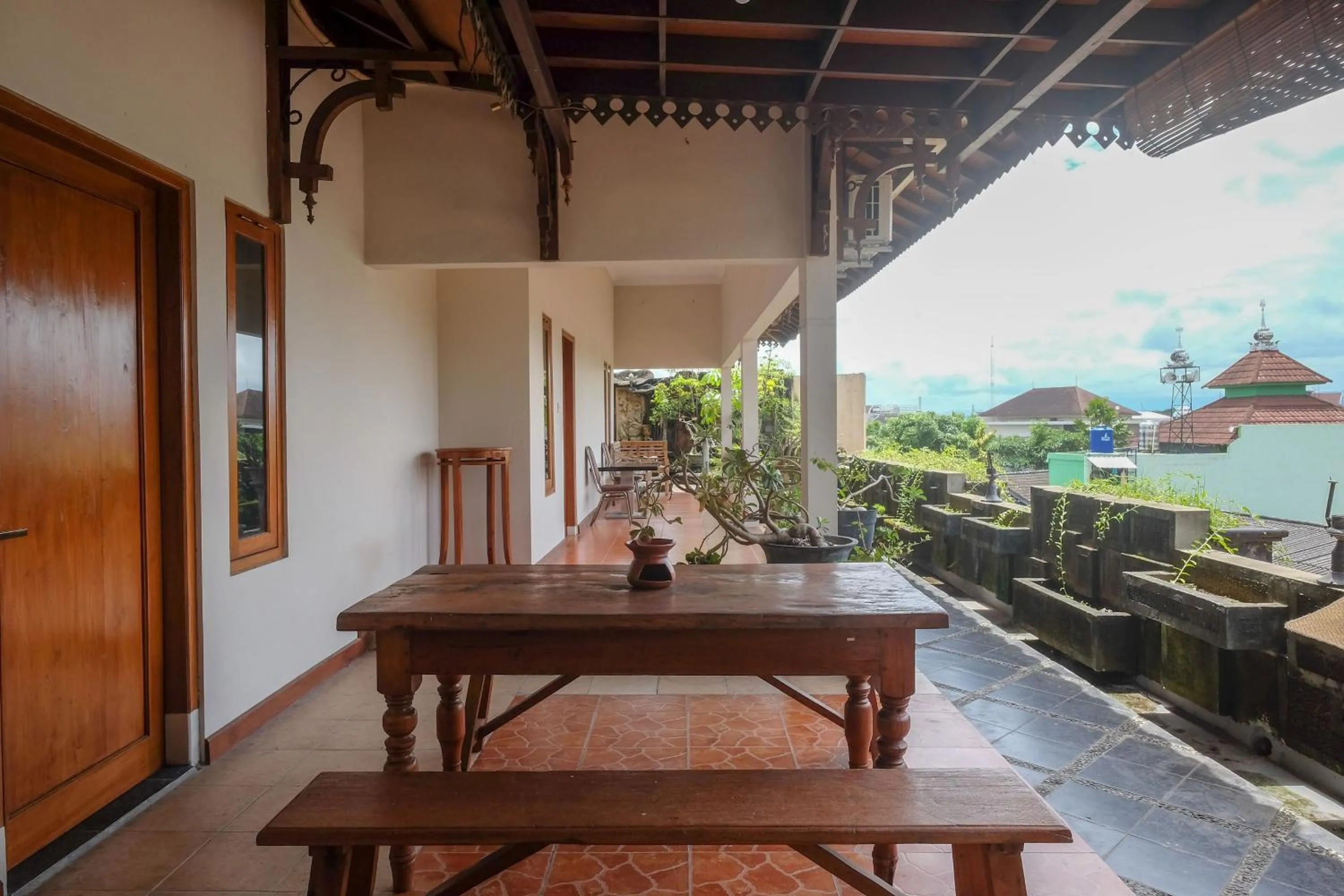 Seating area in Urbanview Omah Eka Santi by RedDoorz