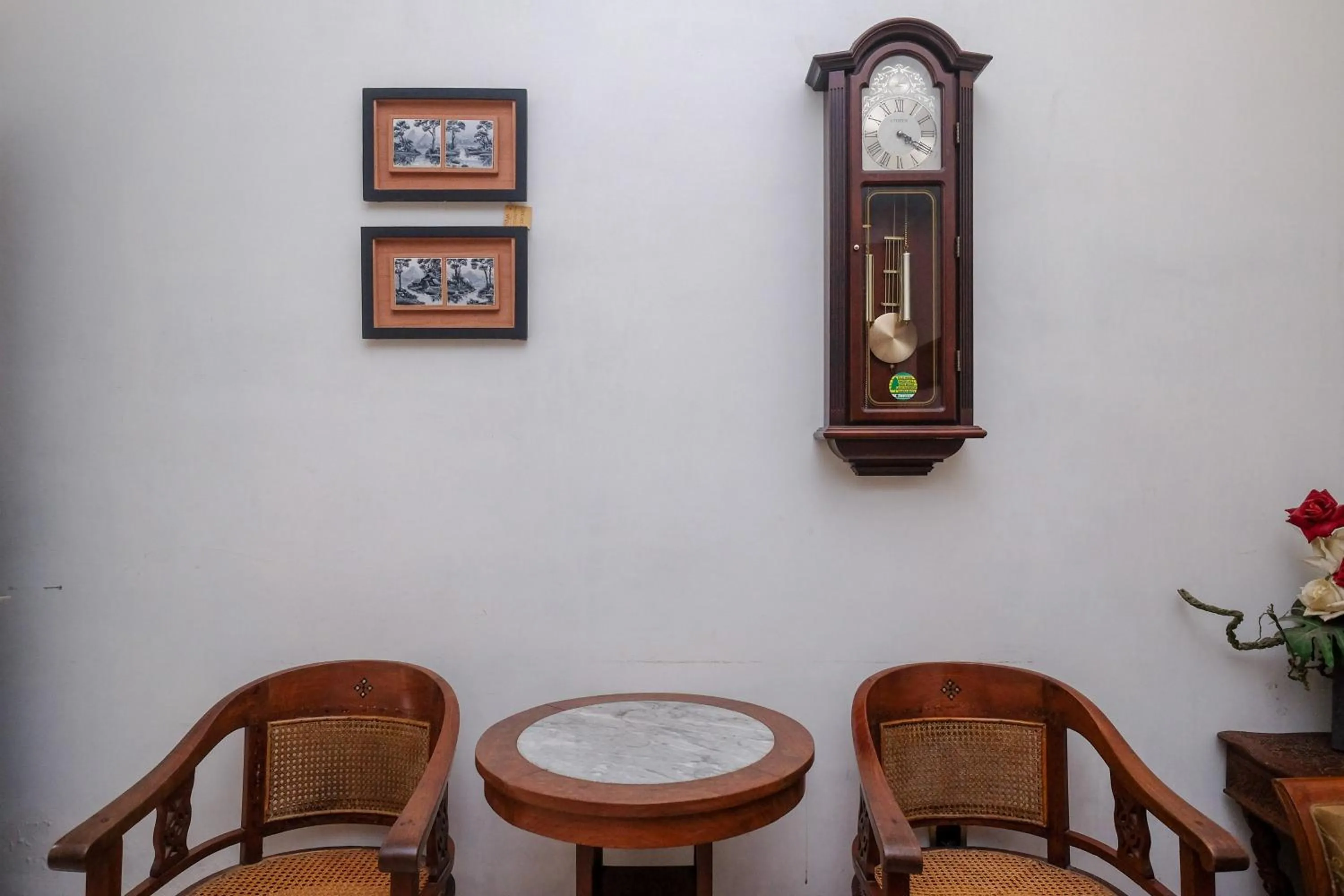 Seating area in Urbanview Omah Eka Santi by RedDoorz