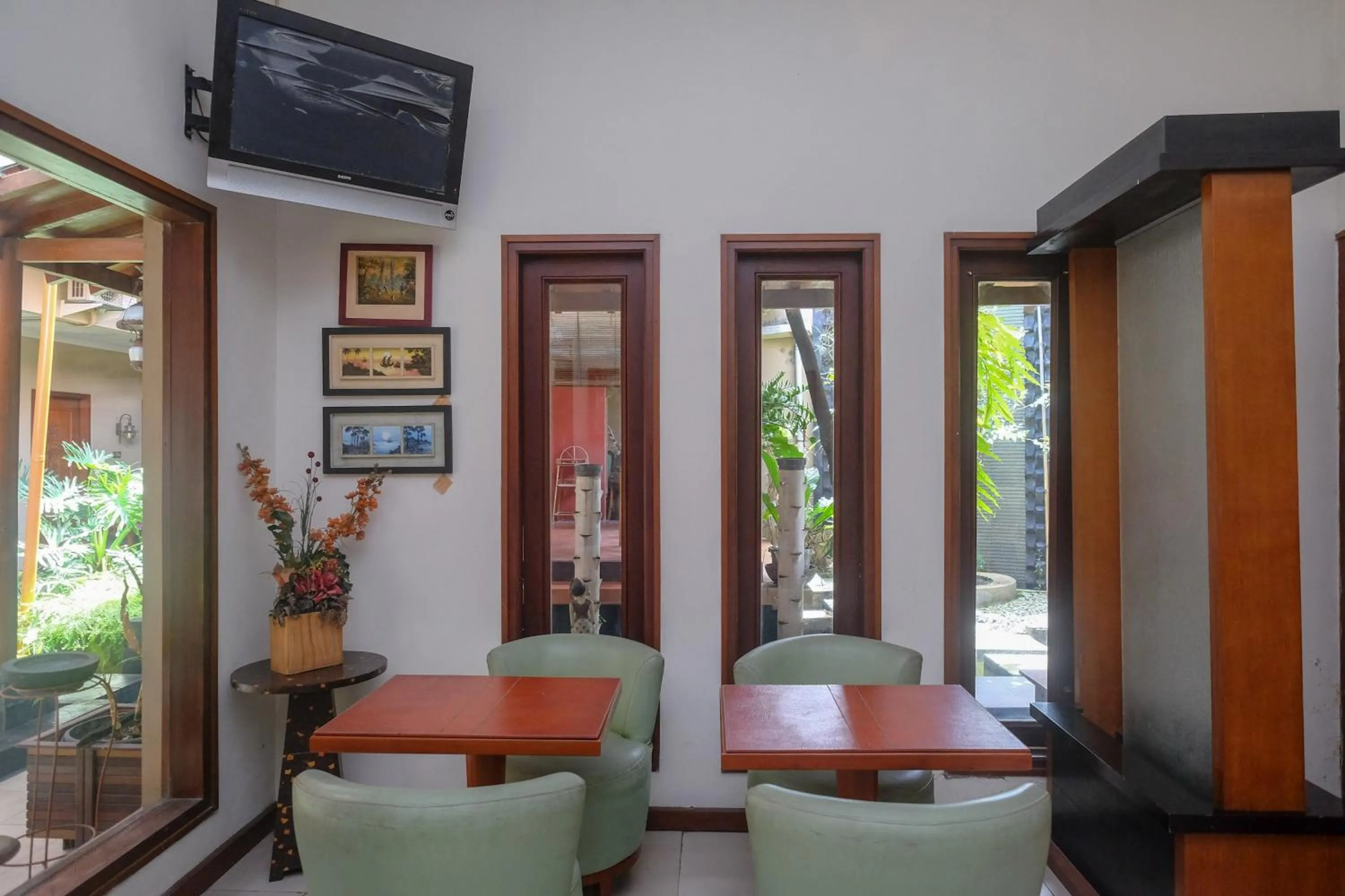 Seating area in Urbanview Omah Eka Santi by RedDoorz