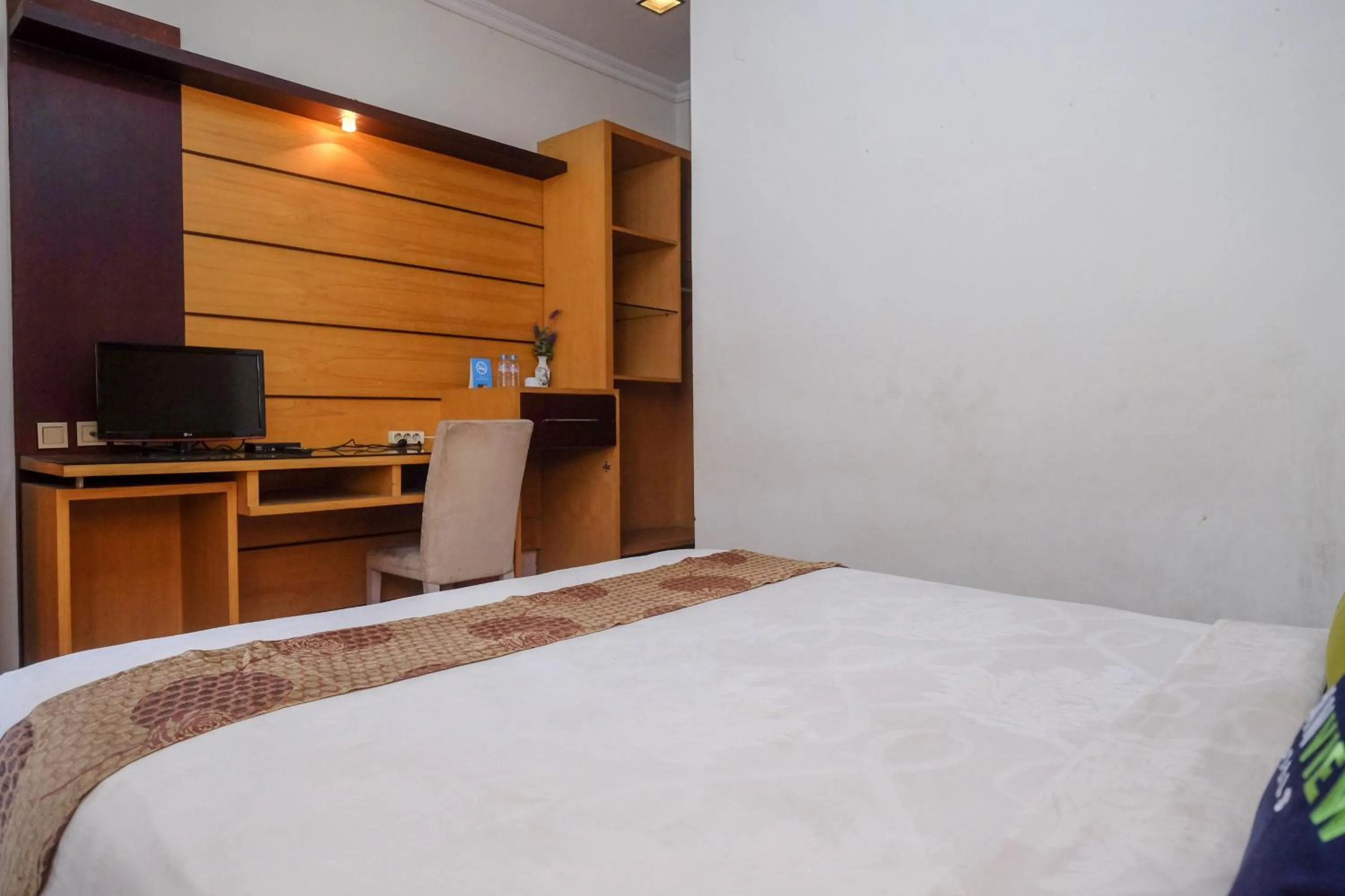 Bedroom, Bed in Urbanview Omah Eka Santi by RedDoorz