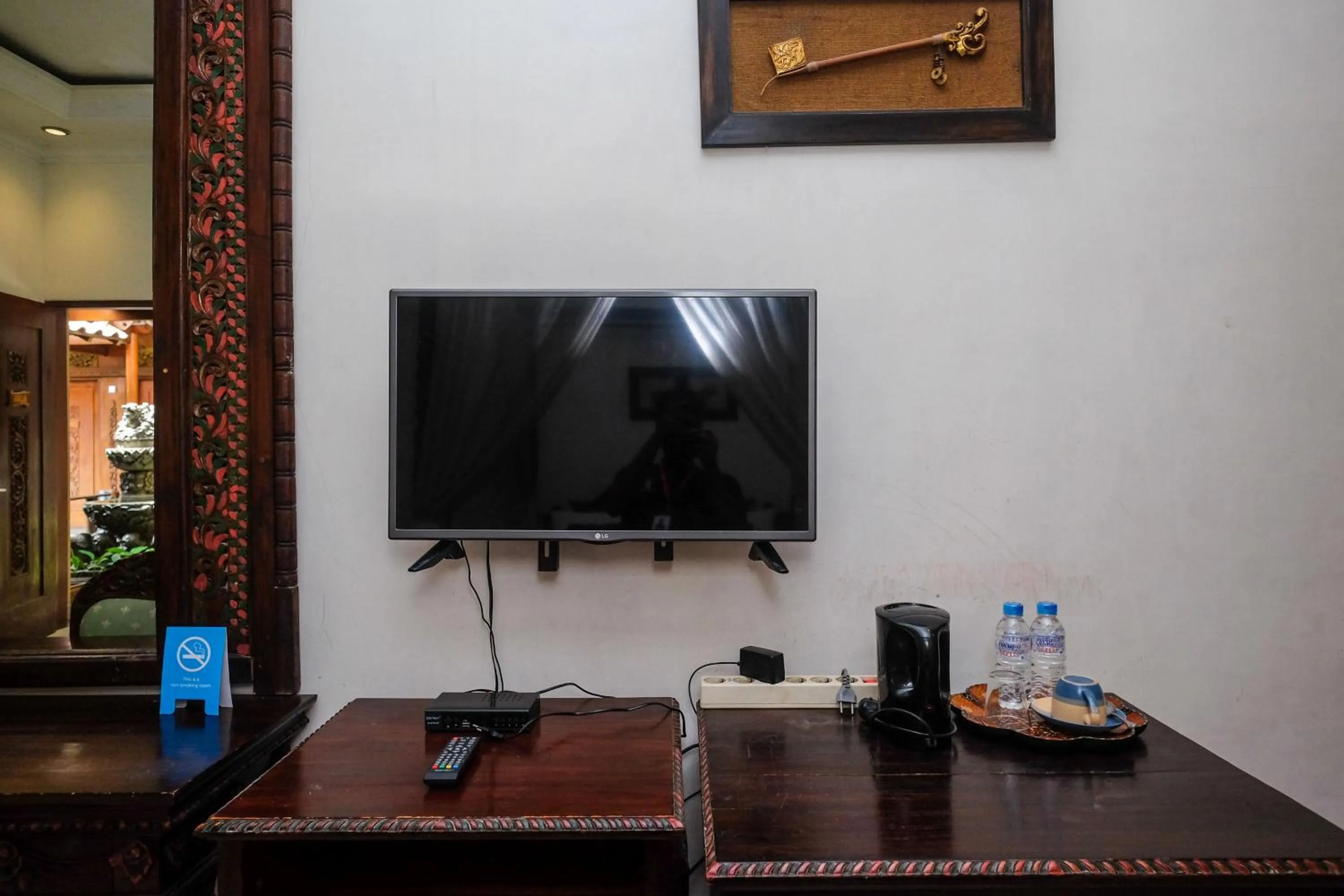 TV and multimedia in Urbanview Omah Eka Santi by RedDoorz