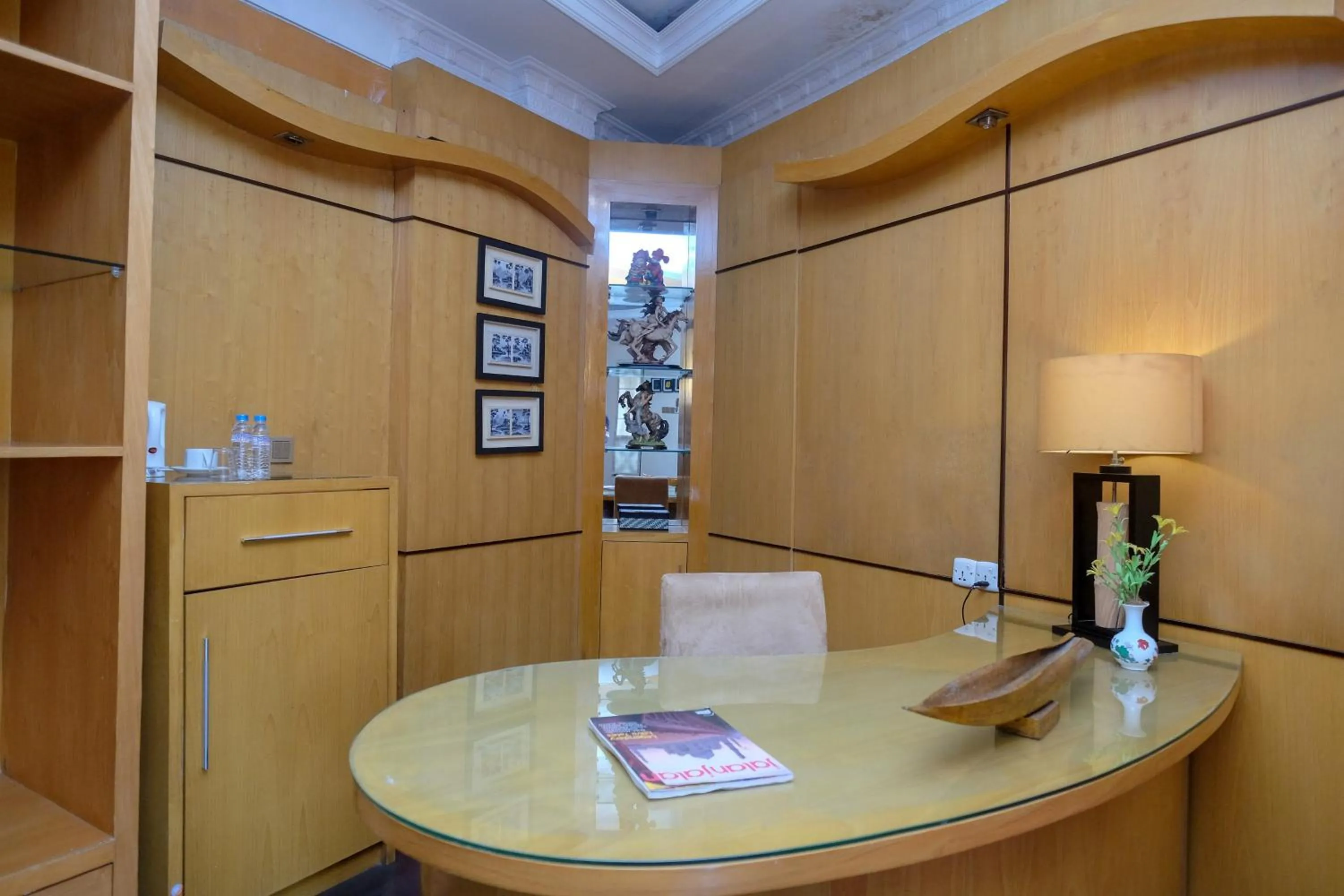 wardrobe in Urbanview Omah Eka Santi by RedDoorz