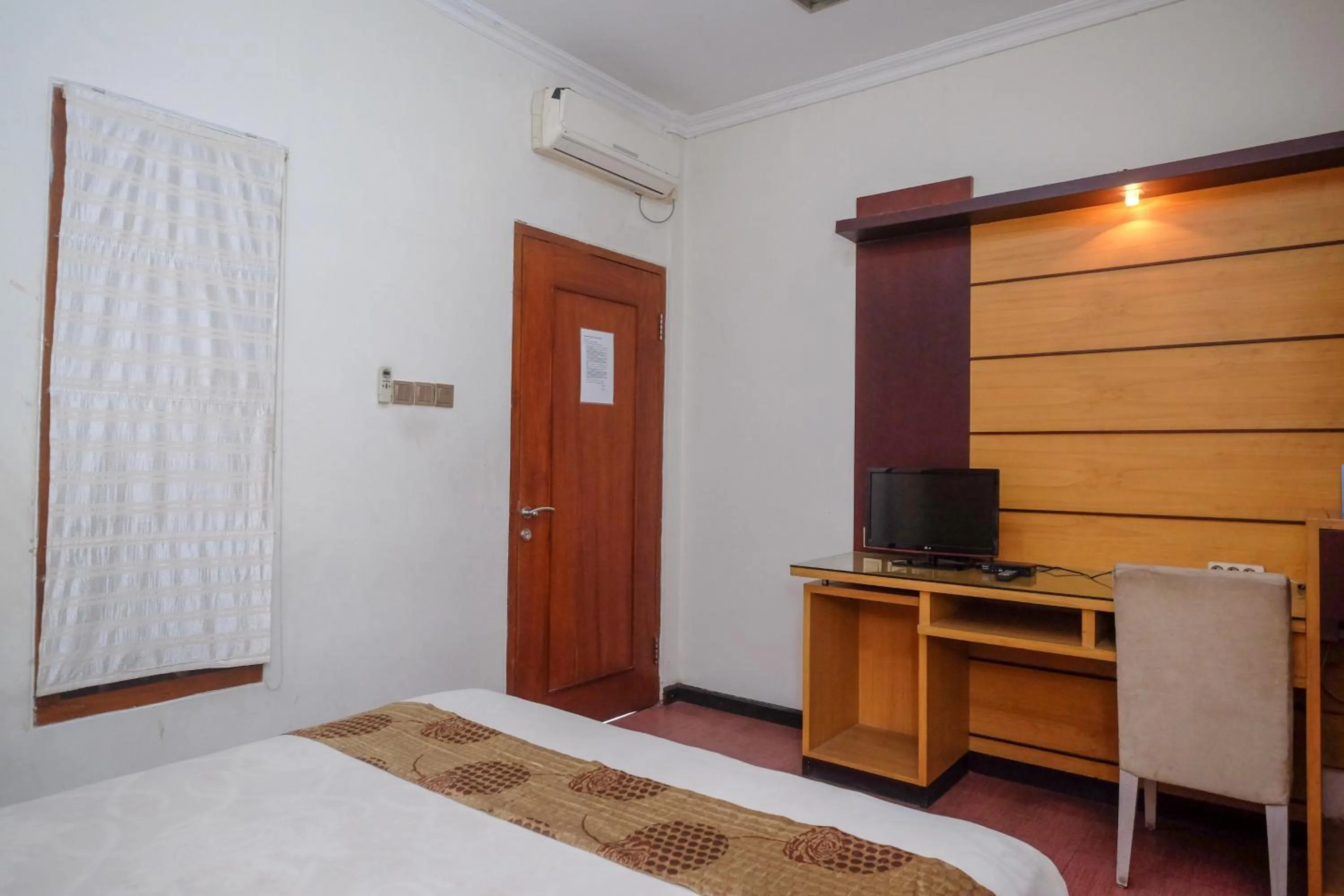 Bedroom, Bed in Urbanview Omah Eka Santi by RedDoorz