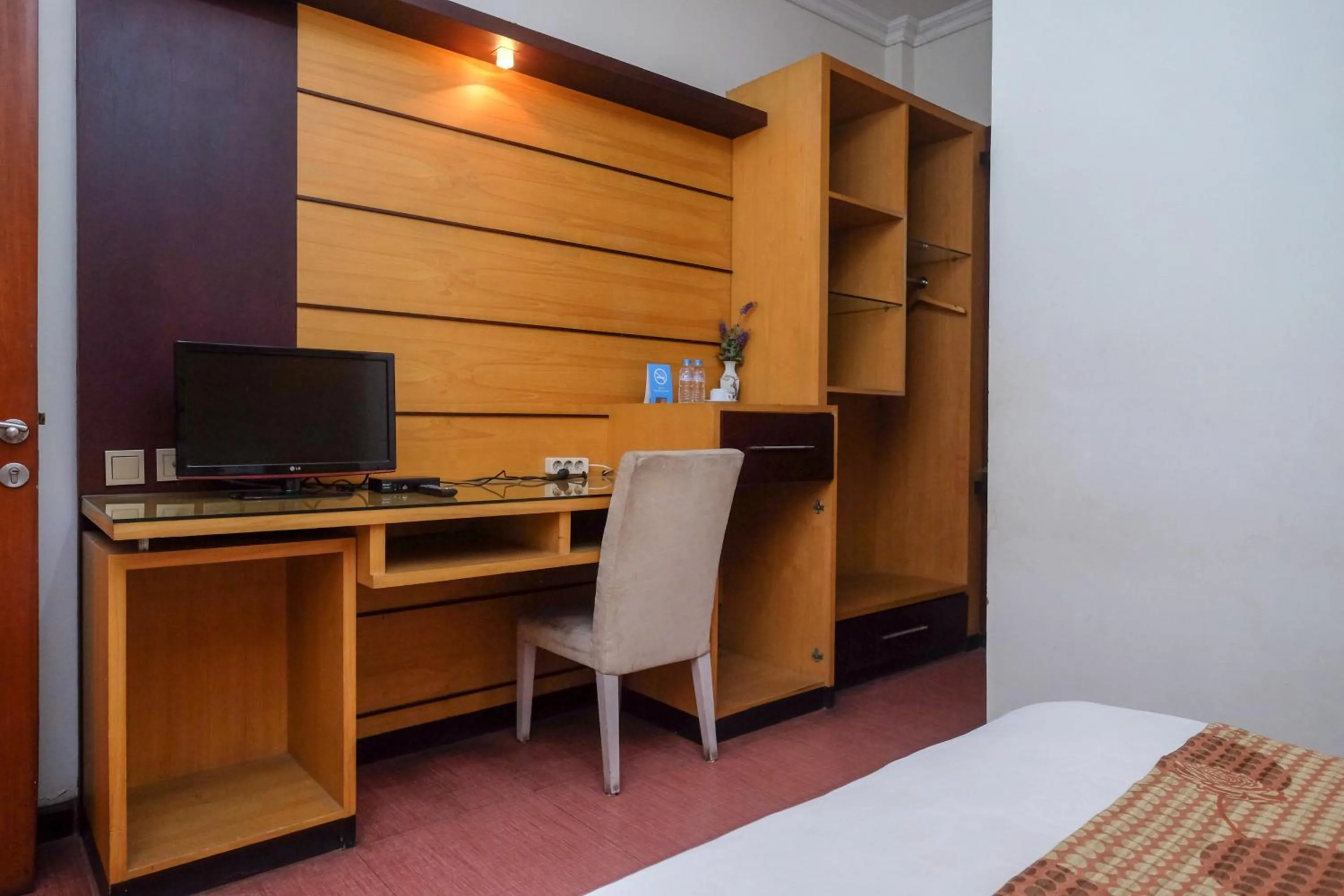 TV and multimedia, Bed in Urbanview Omah Eka Santi by RedDoorz