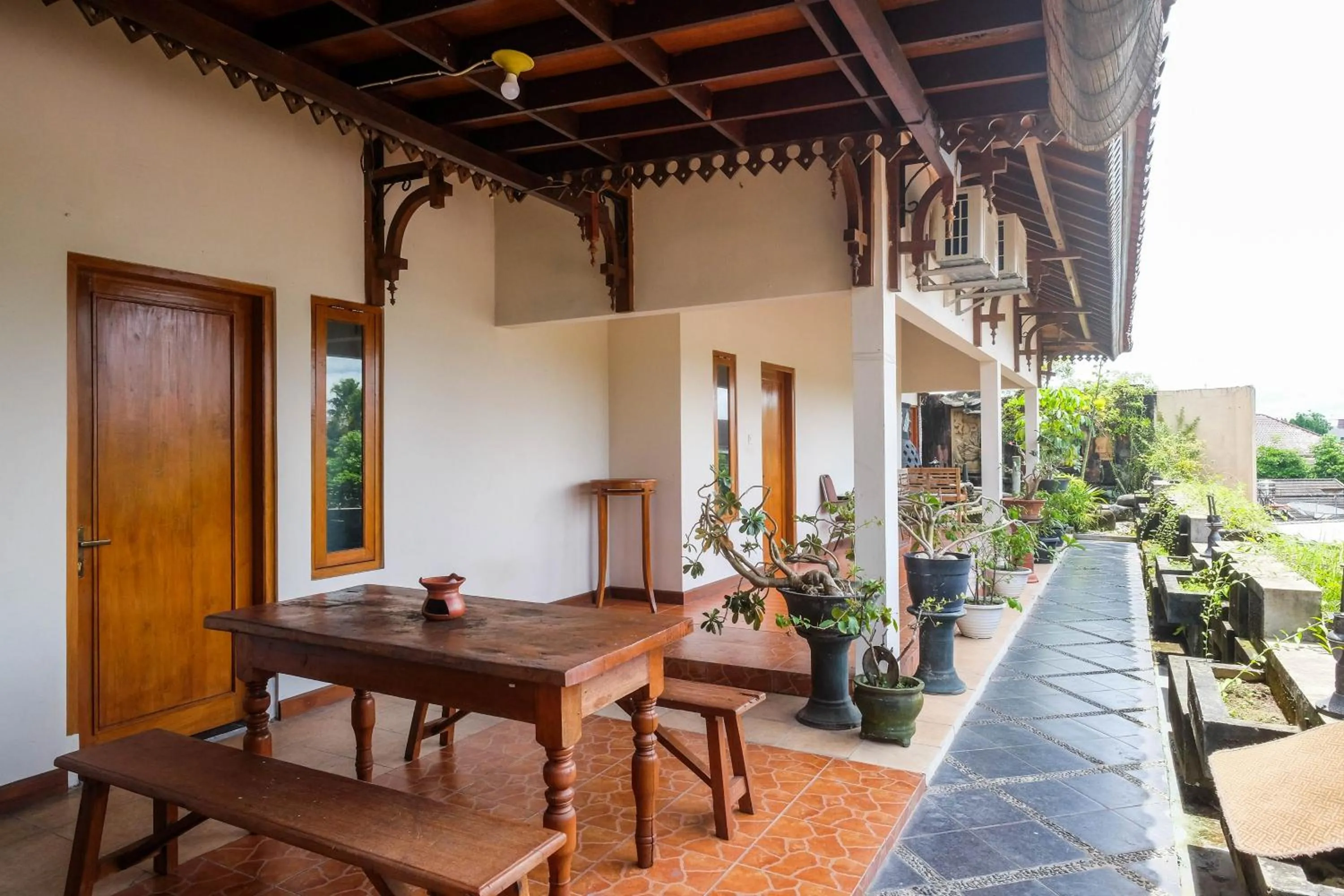 Seating area in Urbanview Omah Eka Santi by RedDoorz