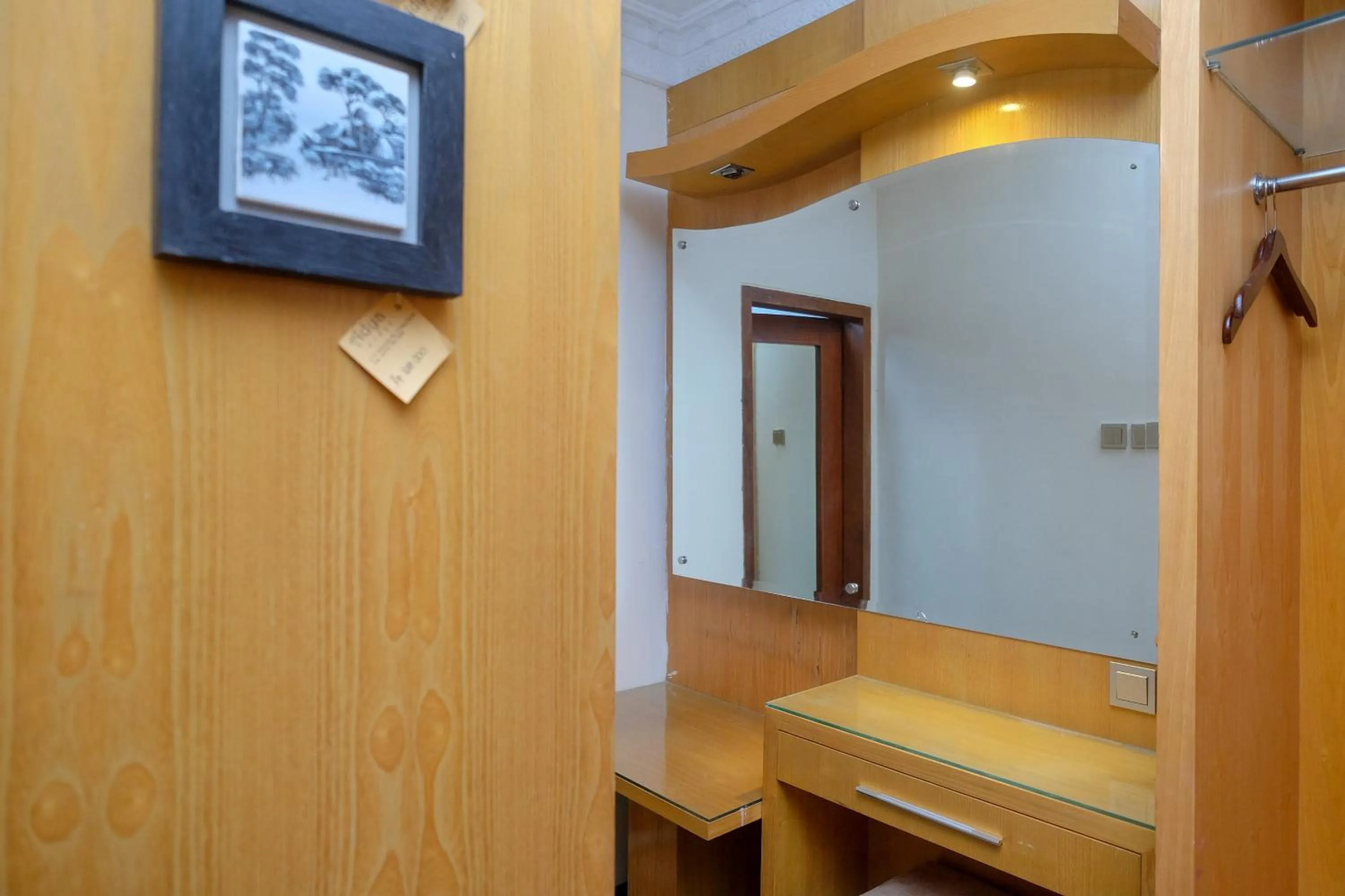 wardrobe in Urbanview Omah Eka Santi by RedDoorz