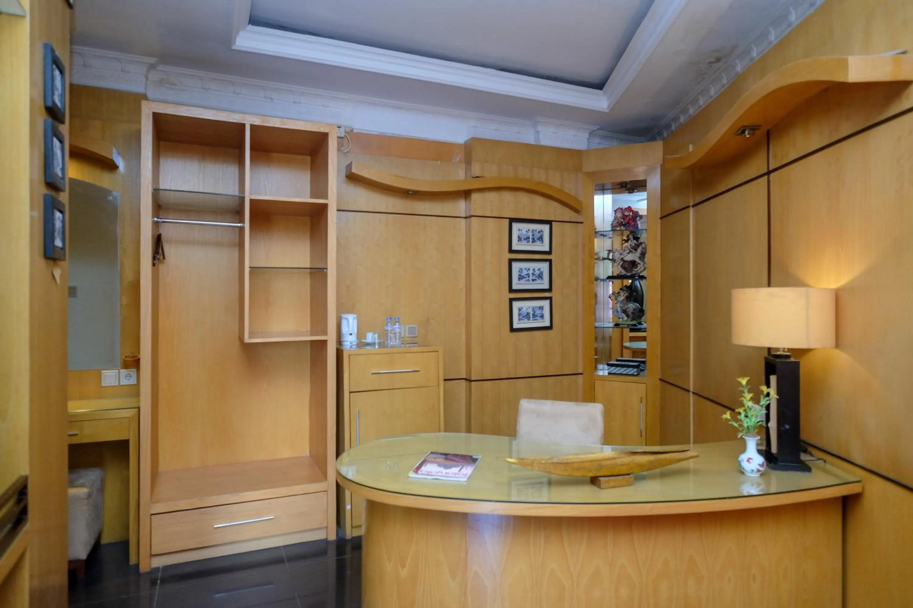 wardrobe in Urbanview Omah Eka Santi by RedDoorz