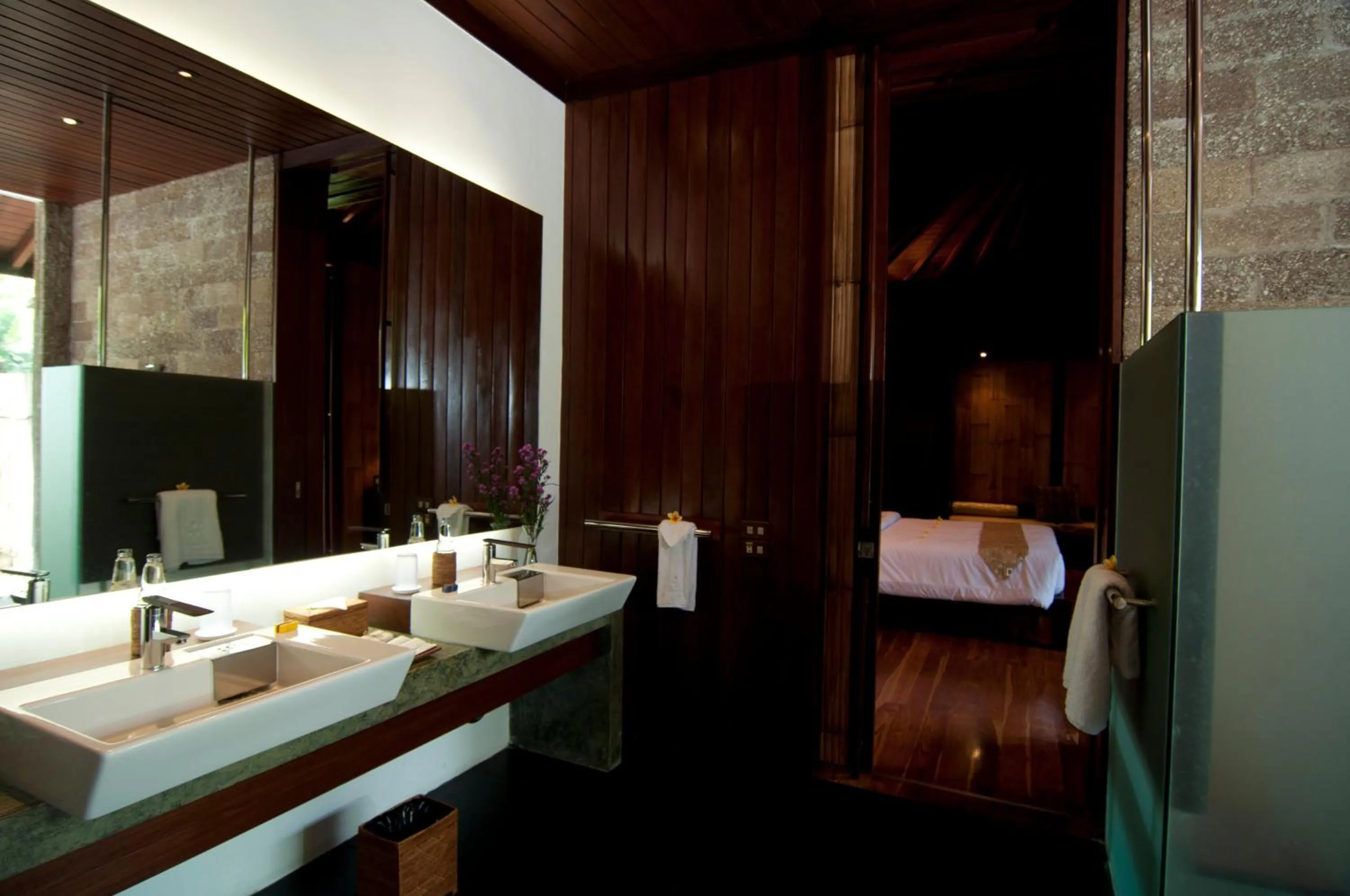 Bathroom, Bed in Anginsepoi