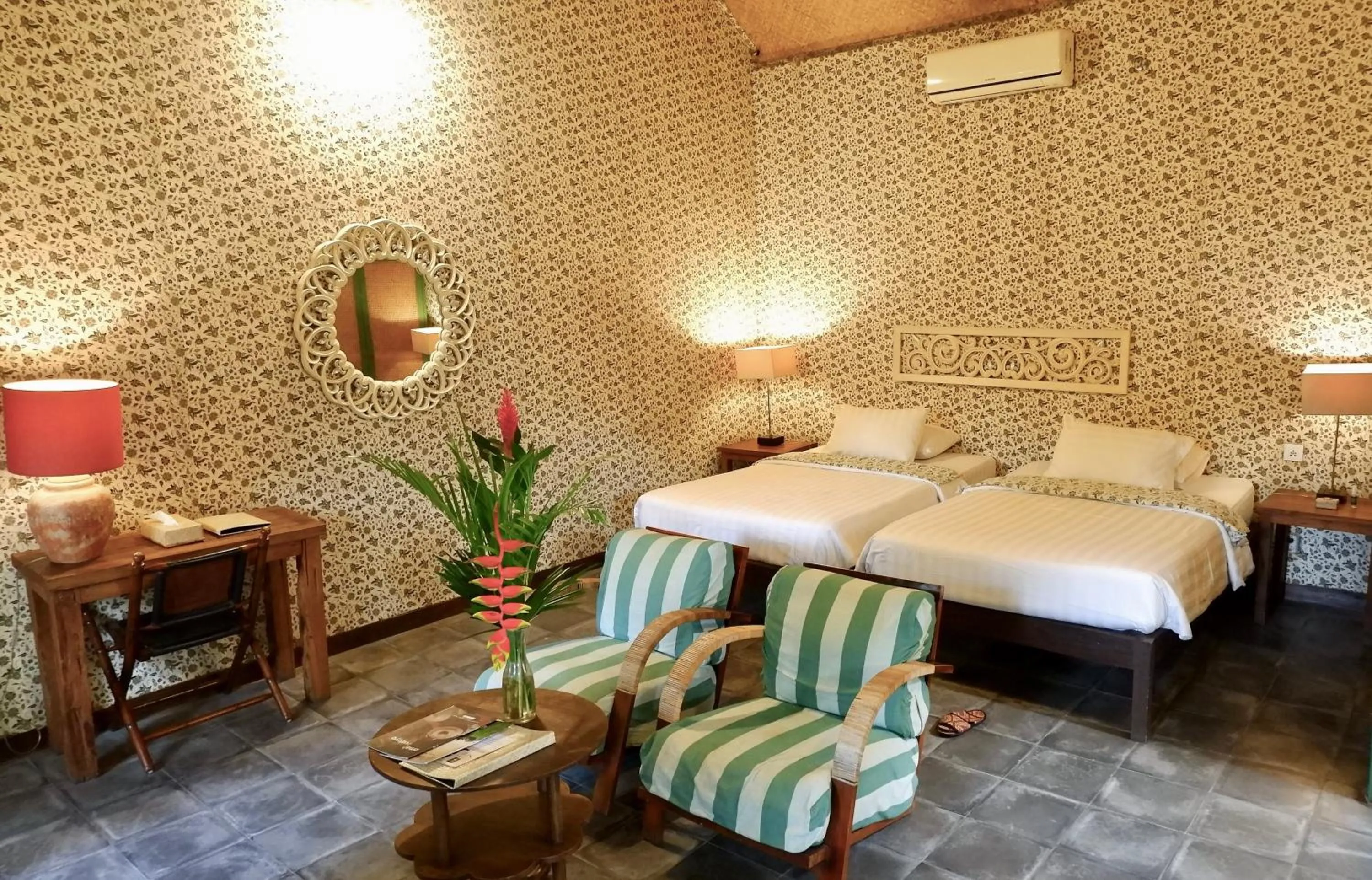 Photo of the whole room, Bed in D'omah Yogya Hotel