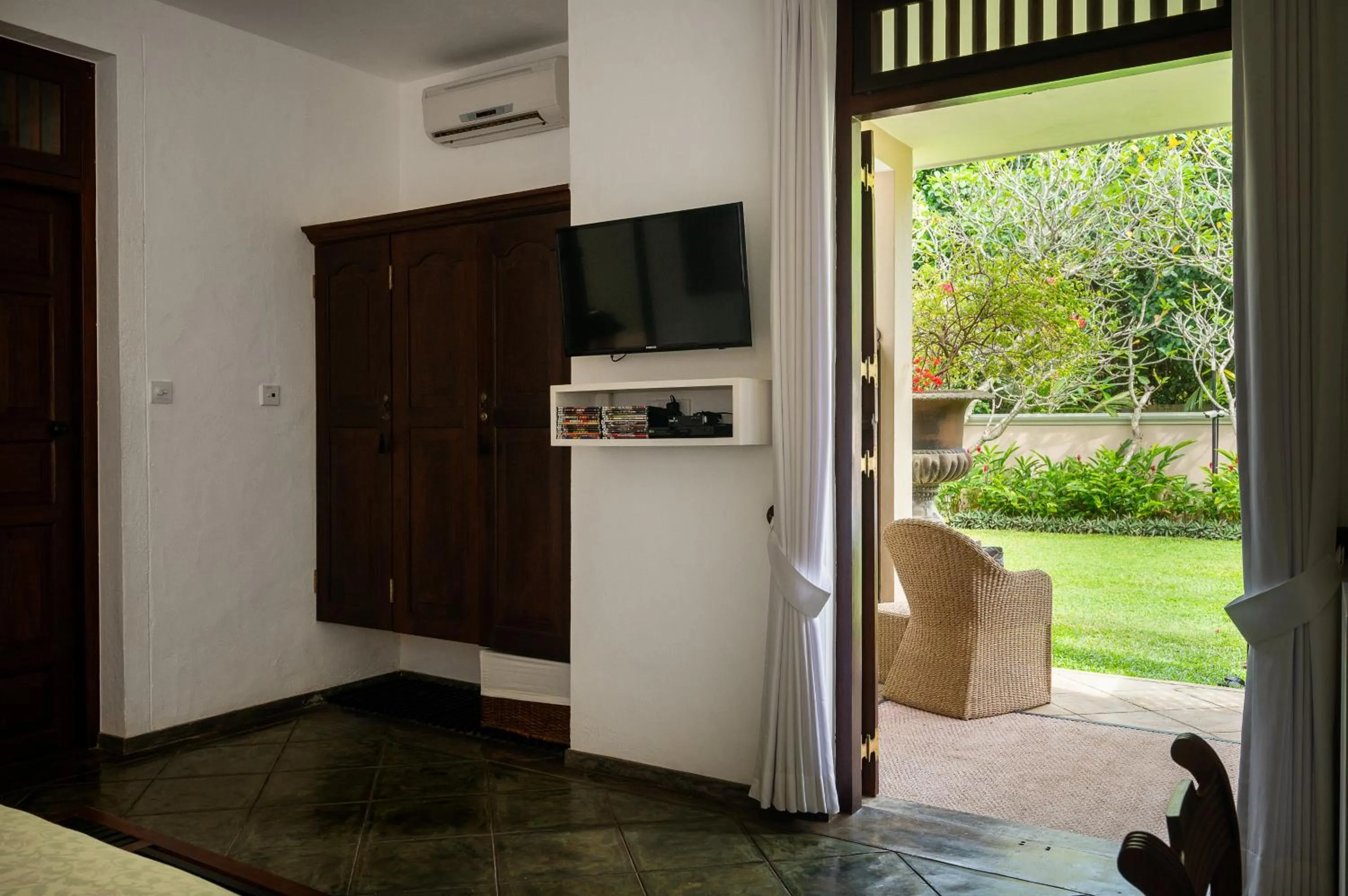 Communal lounge/ TV room in Nyne Hotels The Muse - Bentota