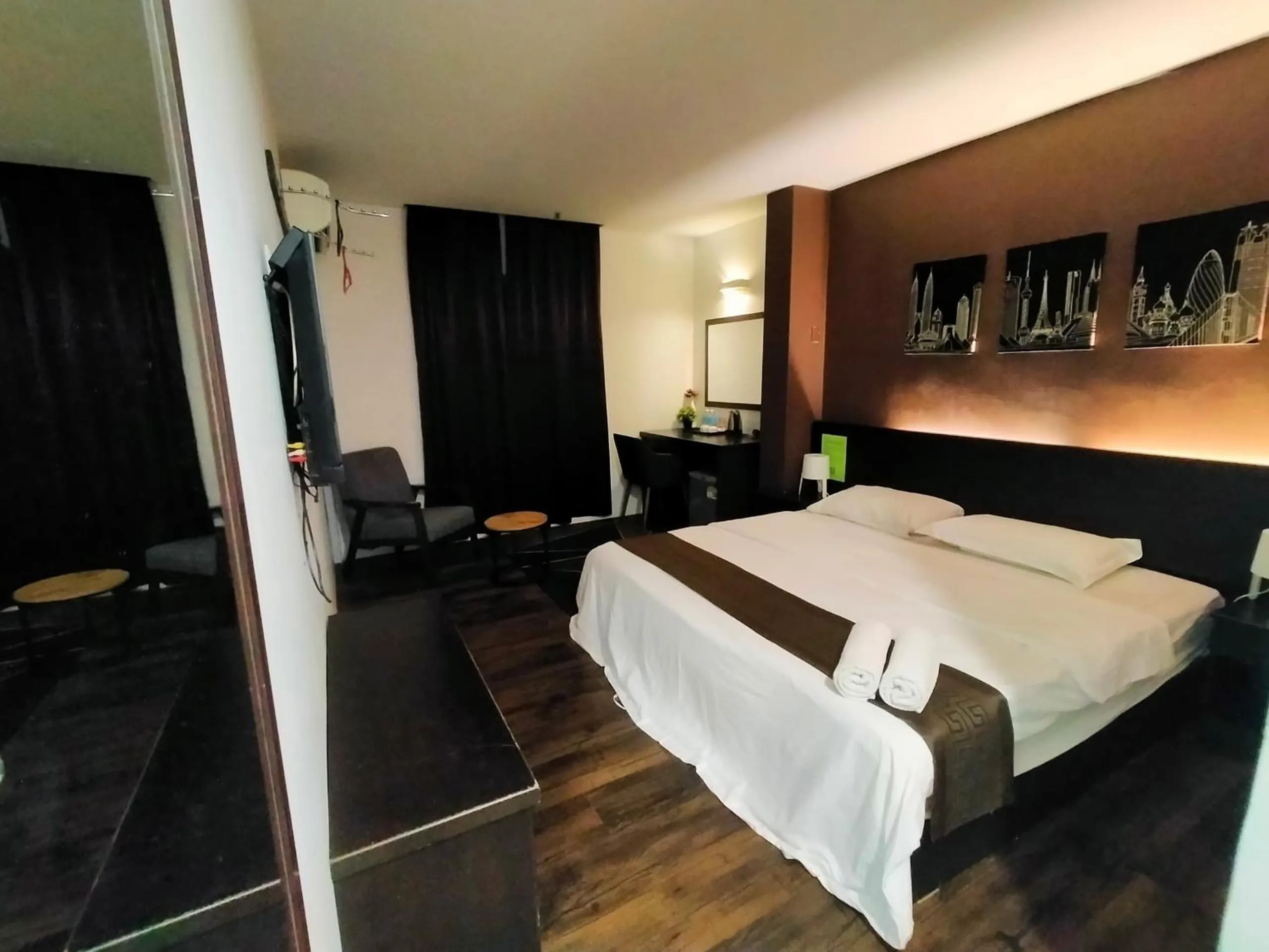 Bedroom, Bed in The Grace Hotel