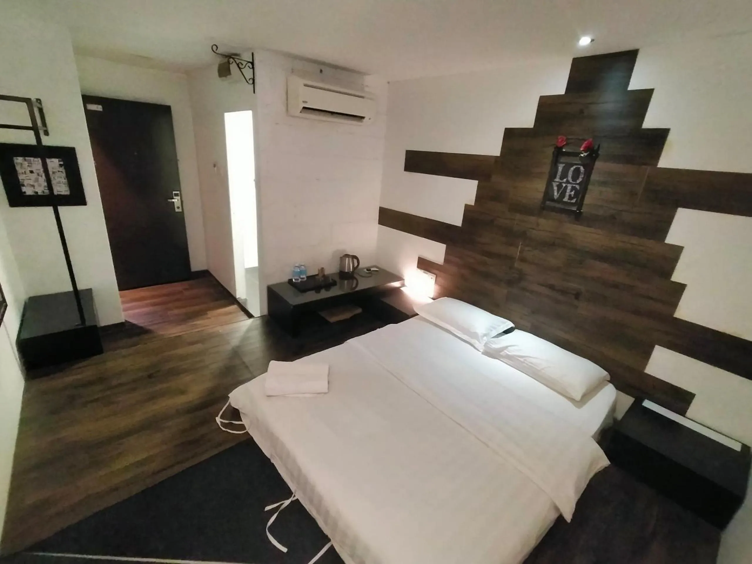 Bedroom, Bed in The Grace Hotel