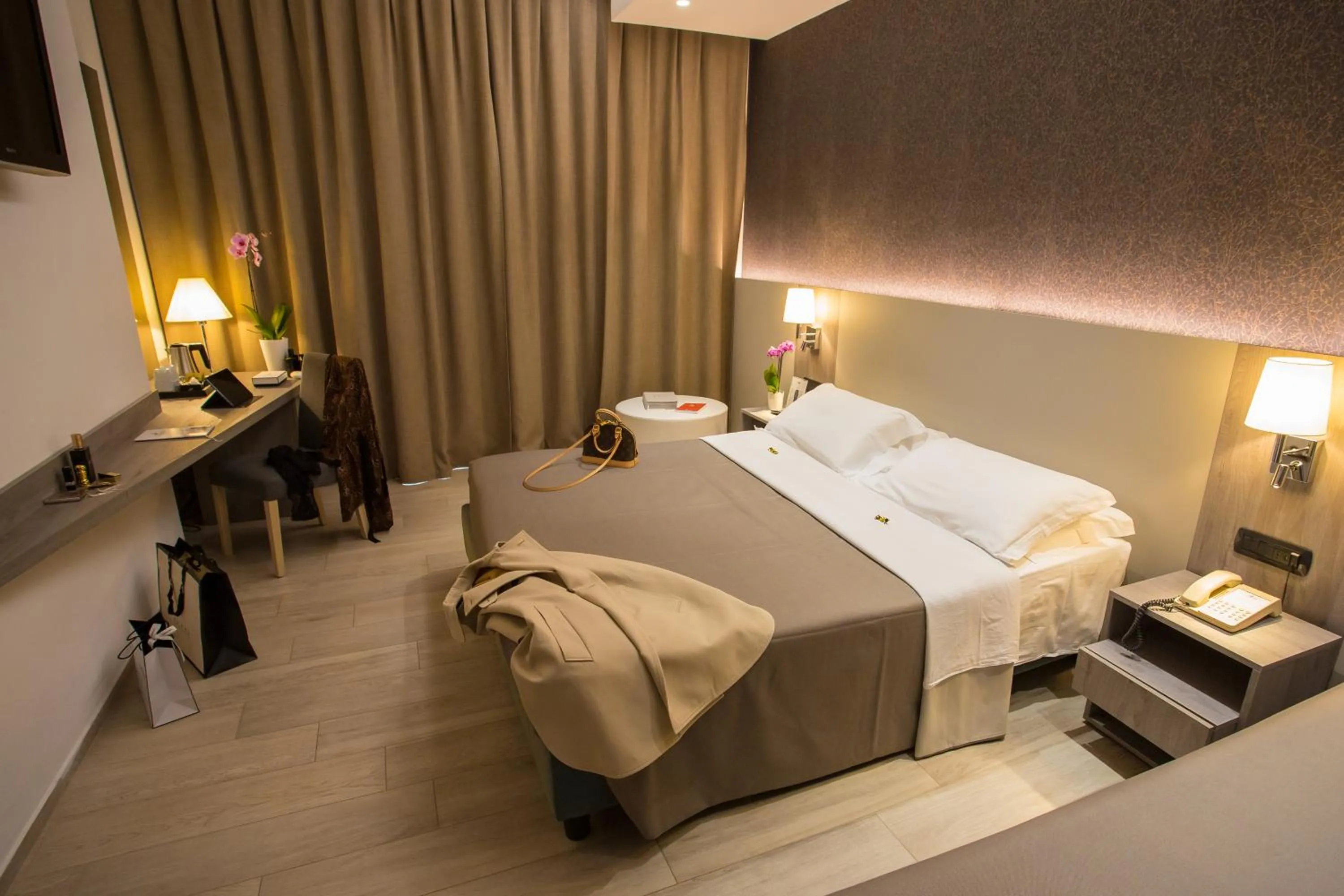 Photo of the whole room, Bed in Hermitage Hotel