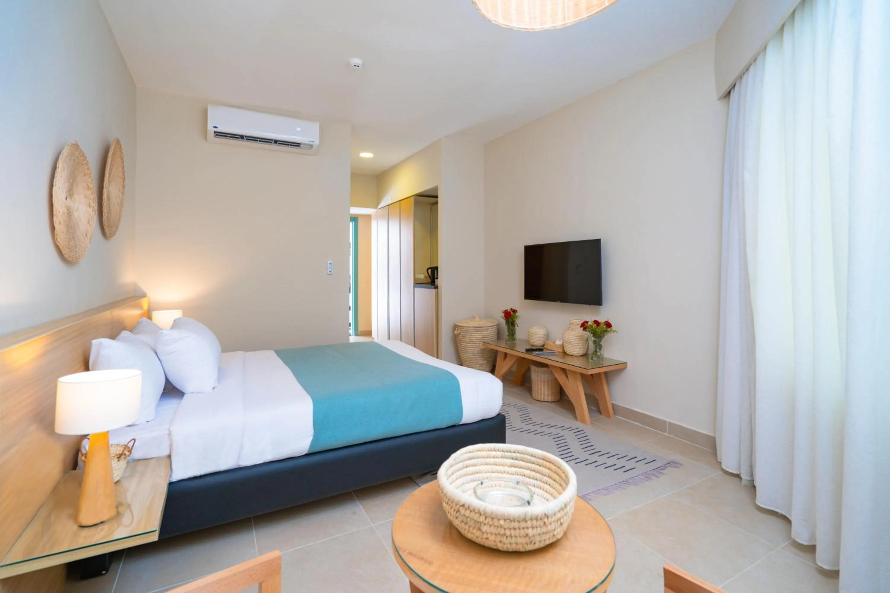 Photo of the whole room, Bed in Redcon Suites