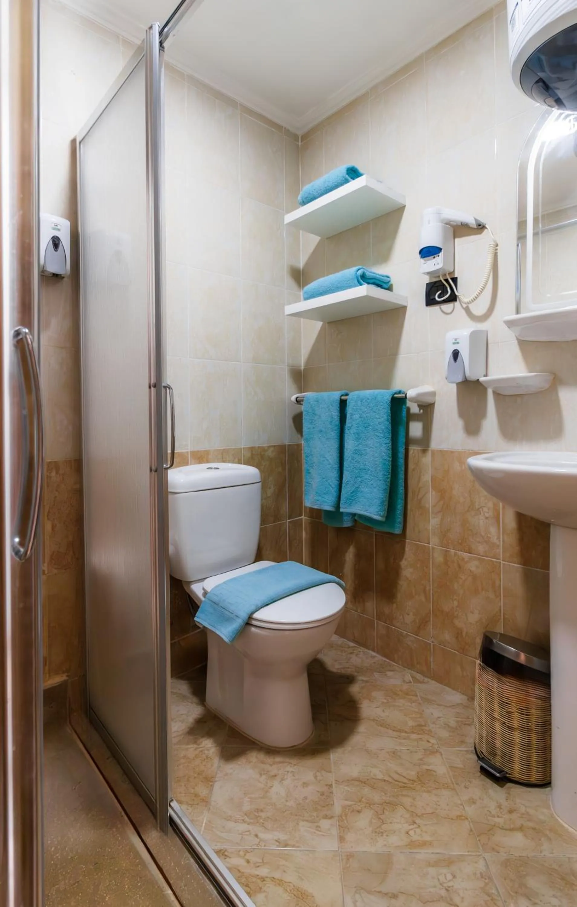 Toilet in Redcon Suites