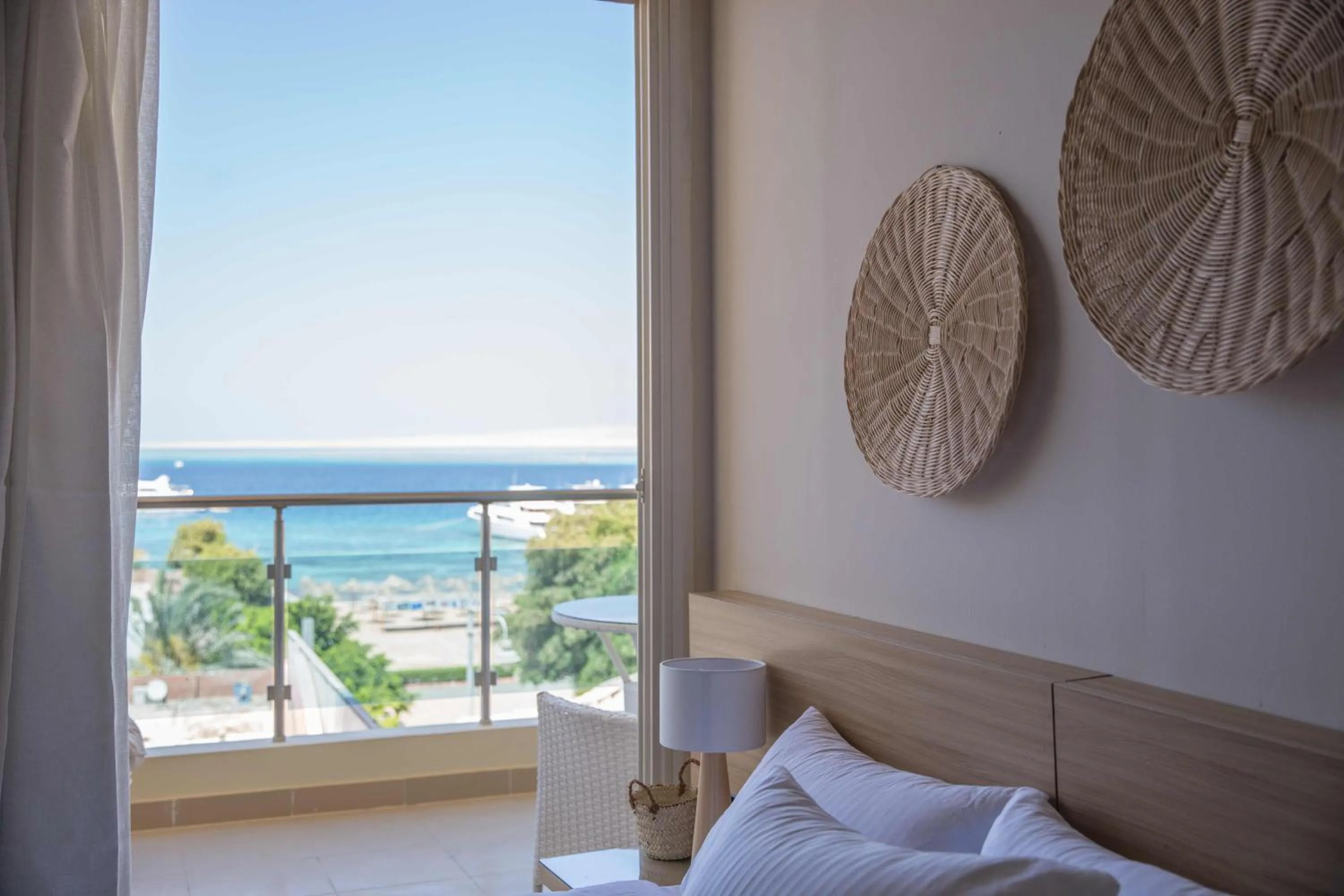 Coffee/tea facilities, Bed in Redcon Suites