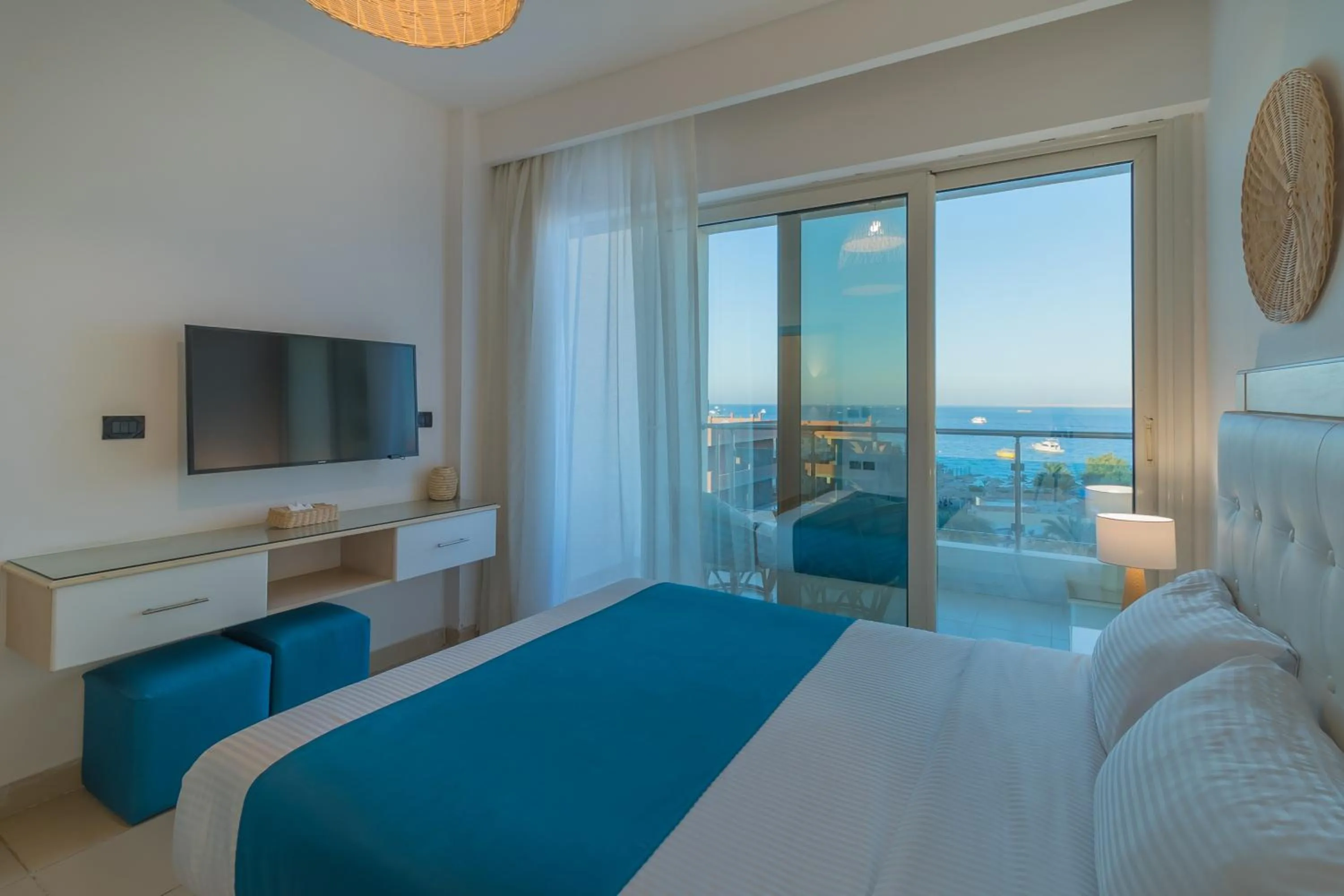 Photo of the whole room, Bed in Redcon Suites