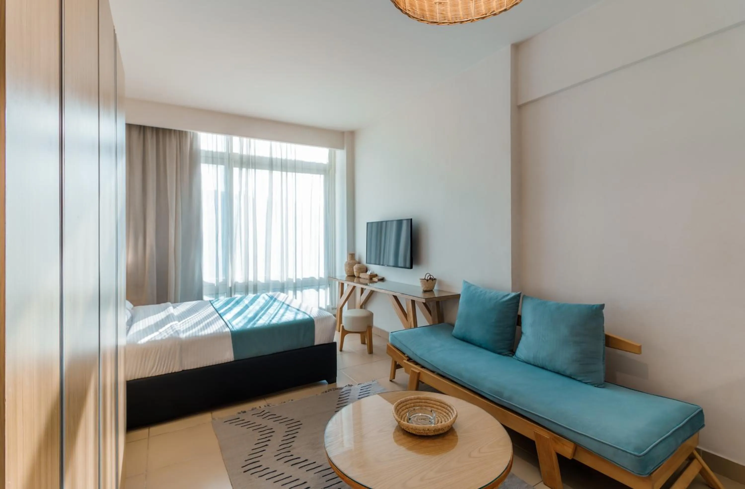 Property building, Bed in Redcon Suites