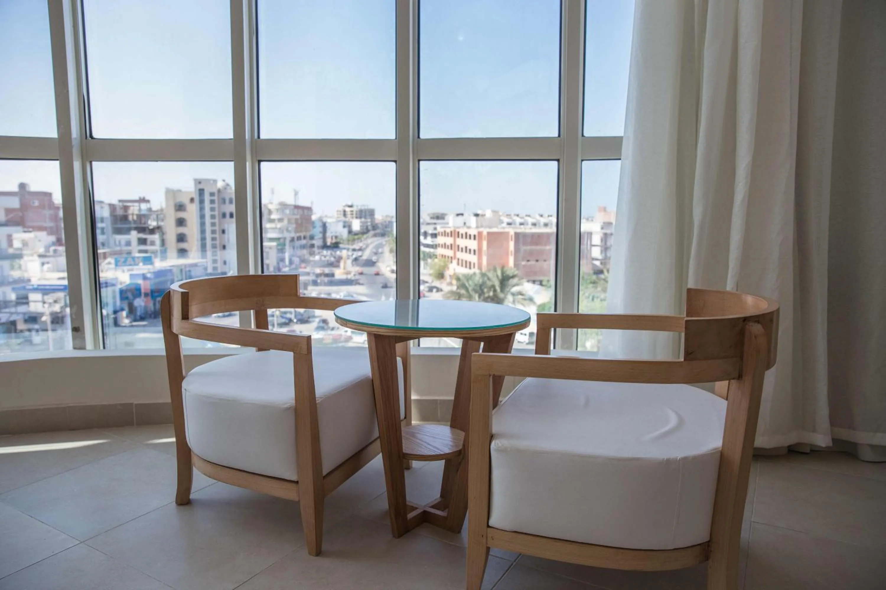 Dining area, Bed in Redcon Suites
