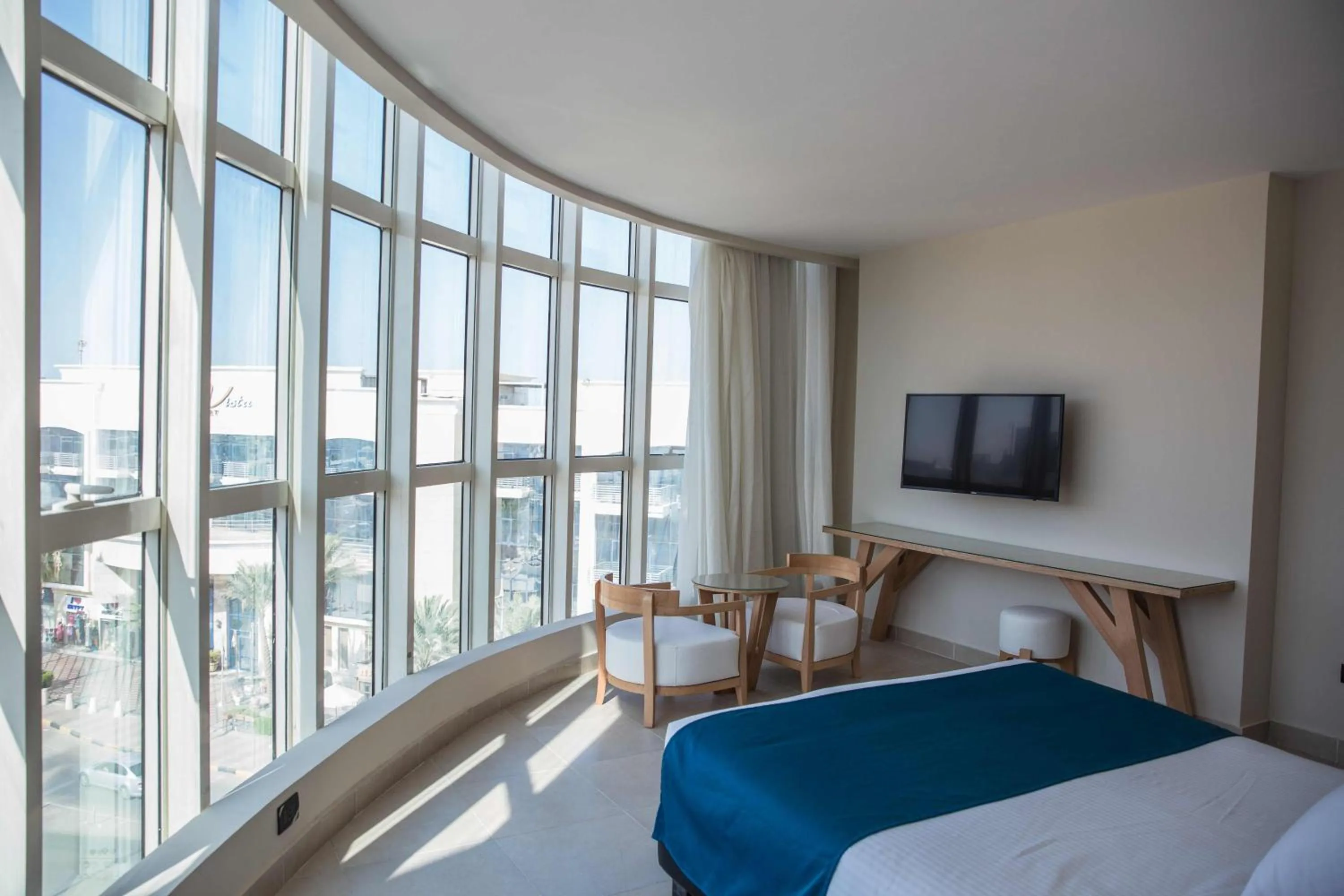 Photo of the whole room, Bed in Redcon Suites