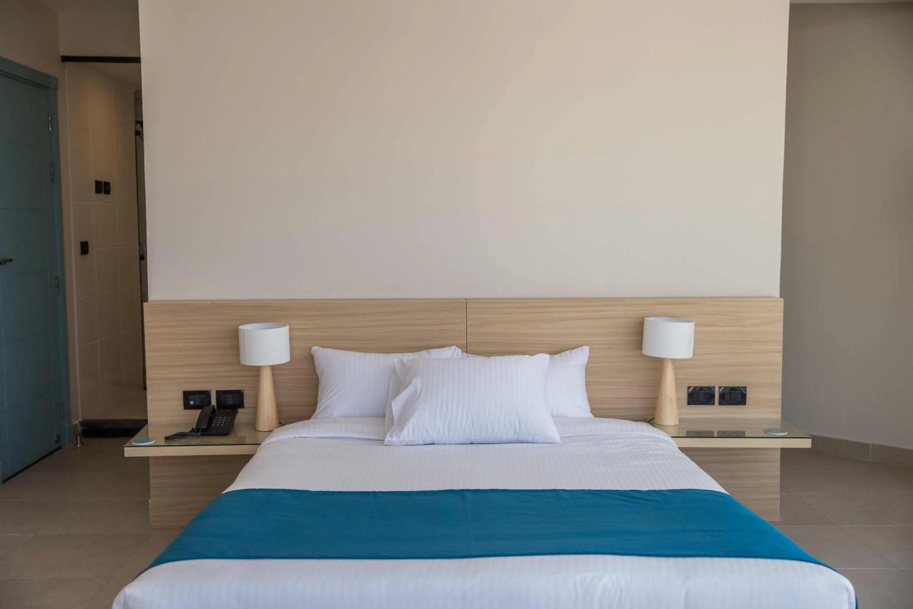 Photo of the whole room, Bed in Redcon Suites