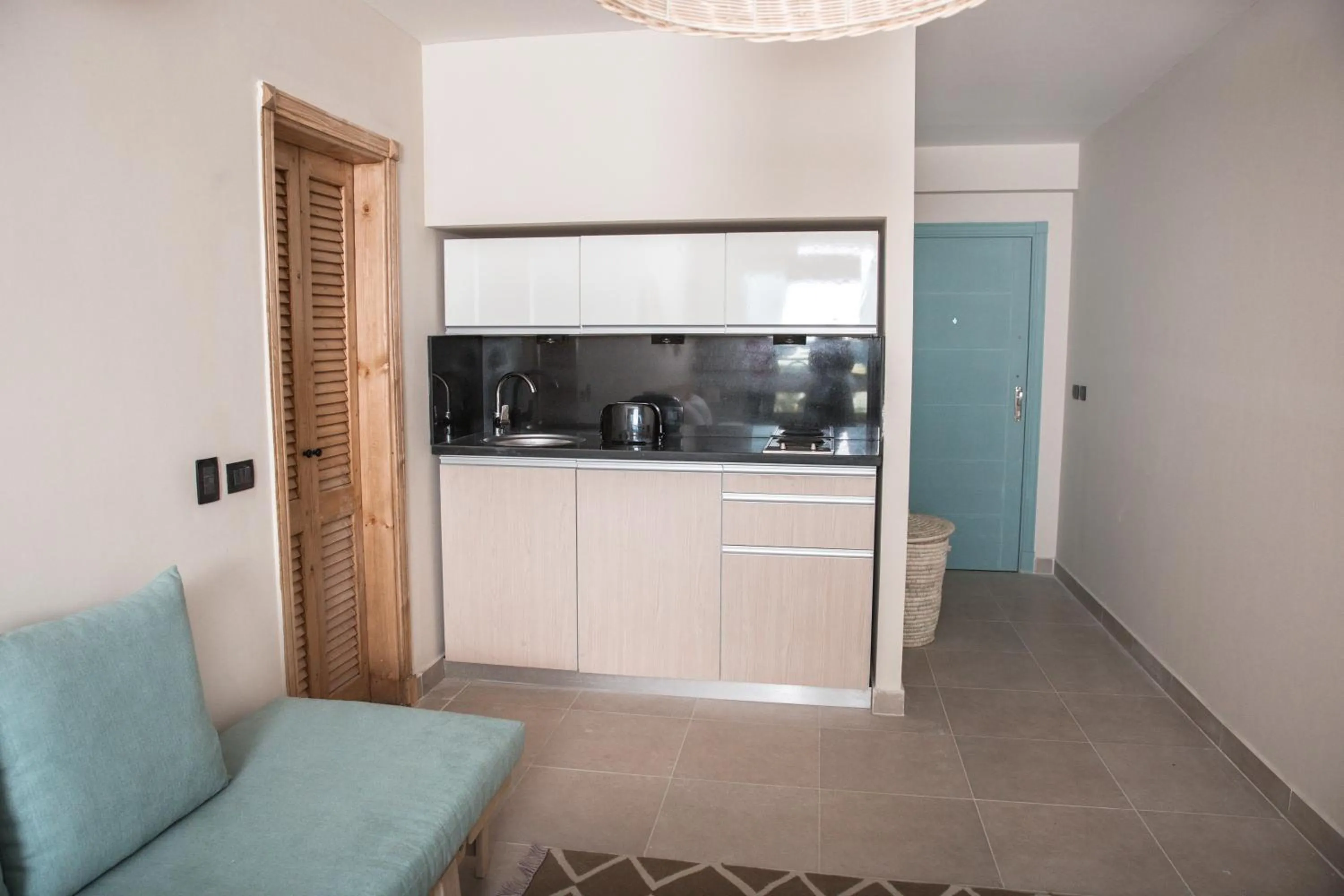 Kitchen or kitchenette in Redcon Suites