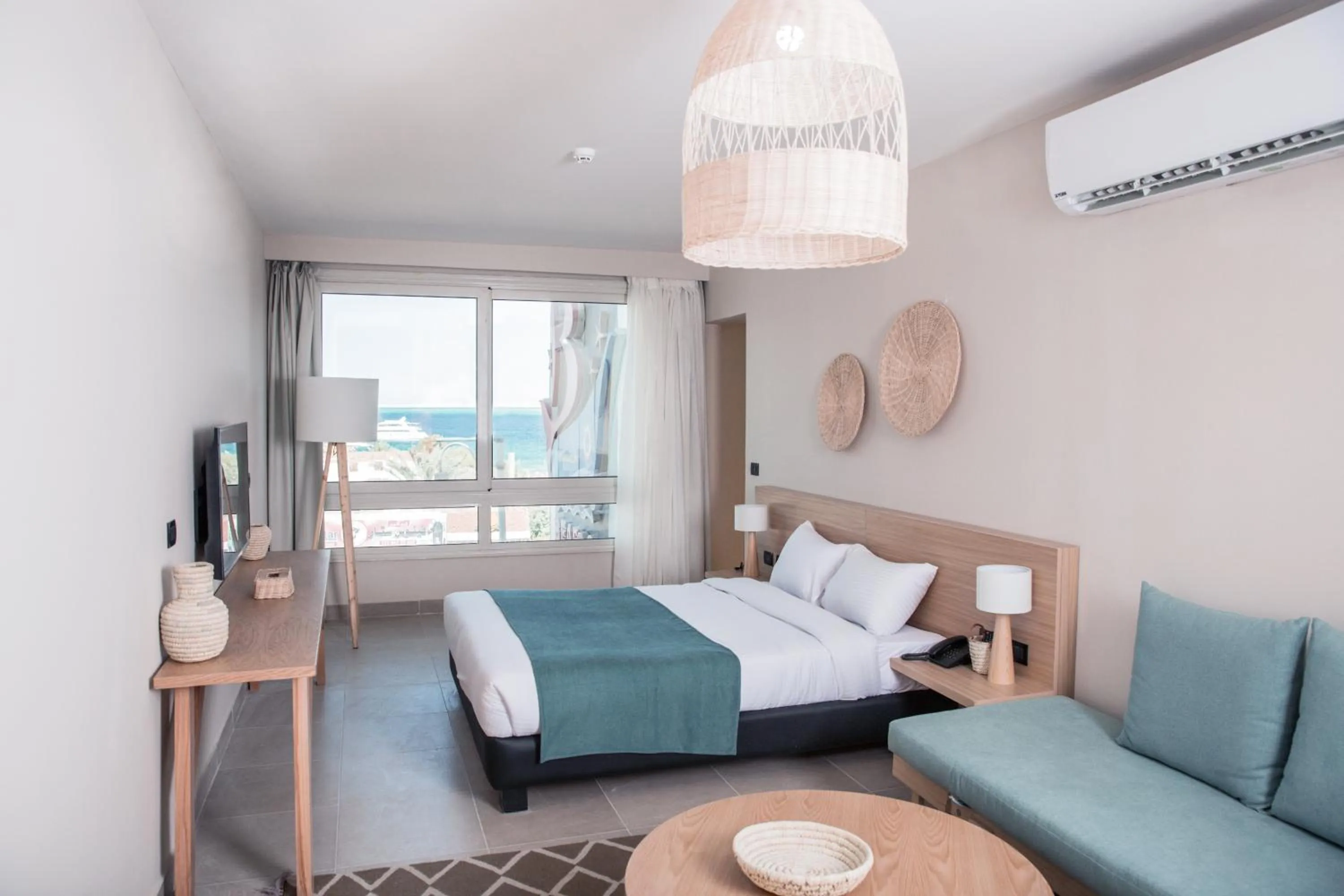 Photo of the whole room, Bed in Redcon Suites