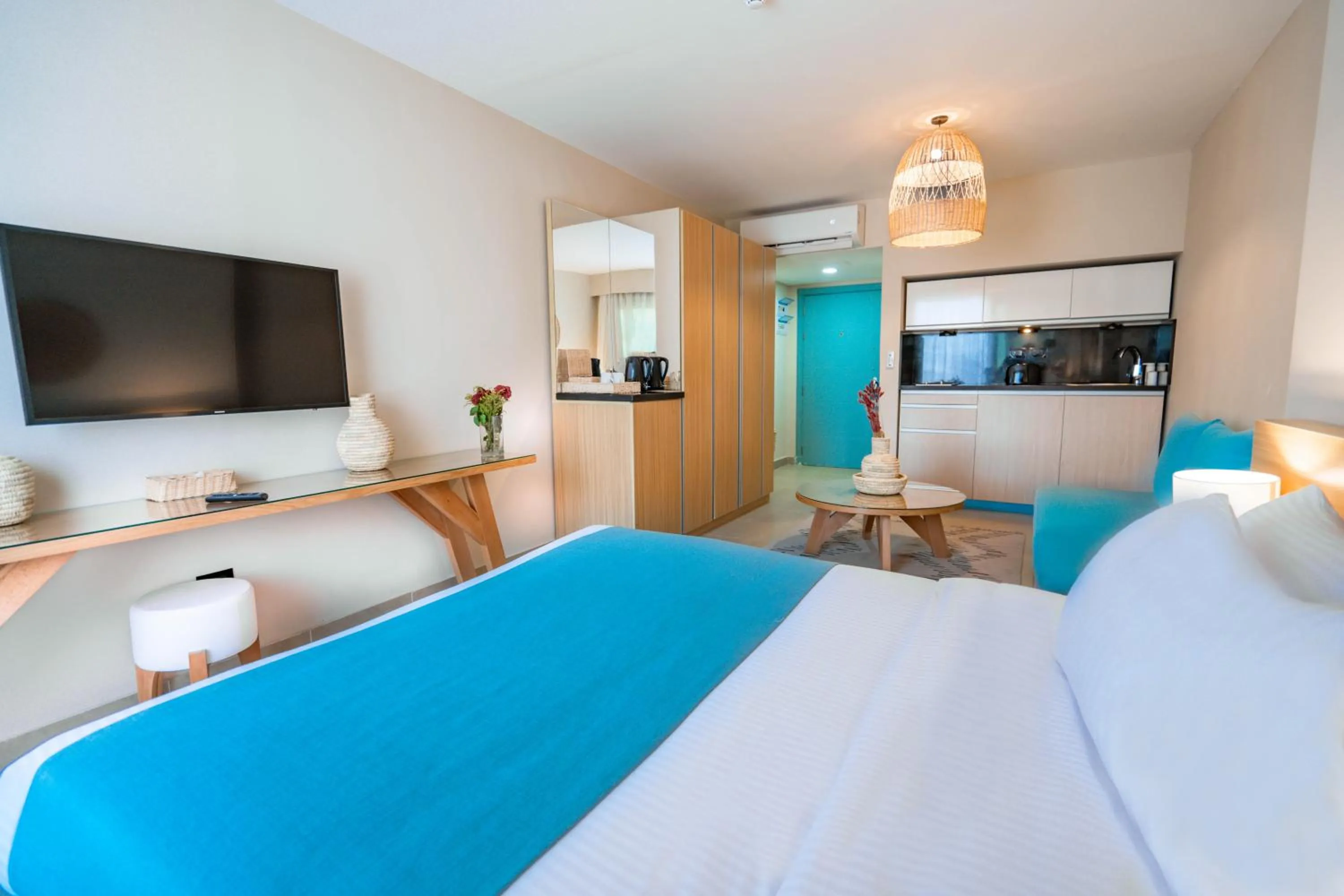 Living room, Bed in Redcon Suites