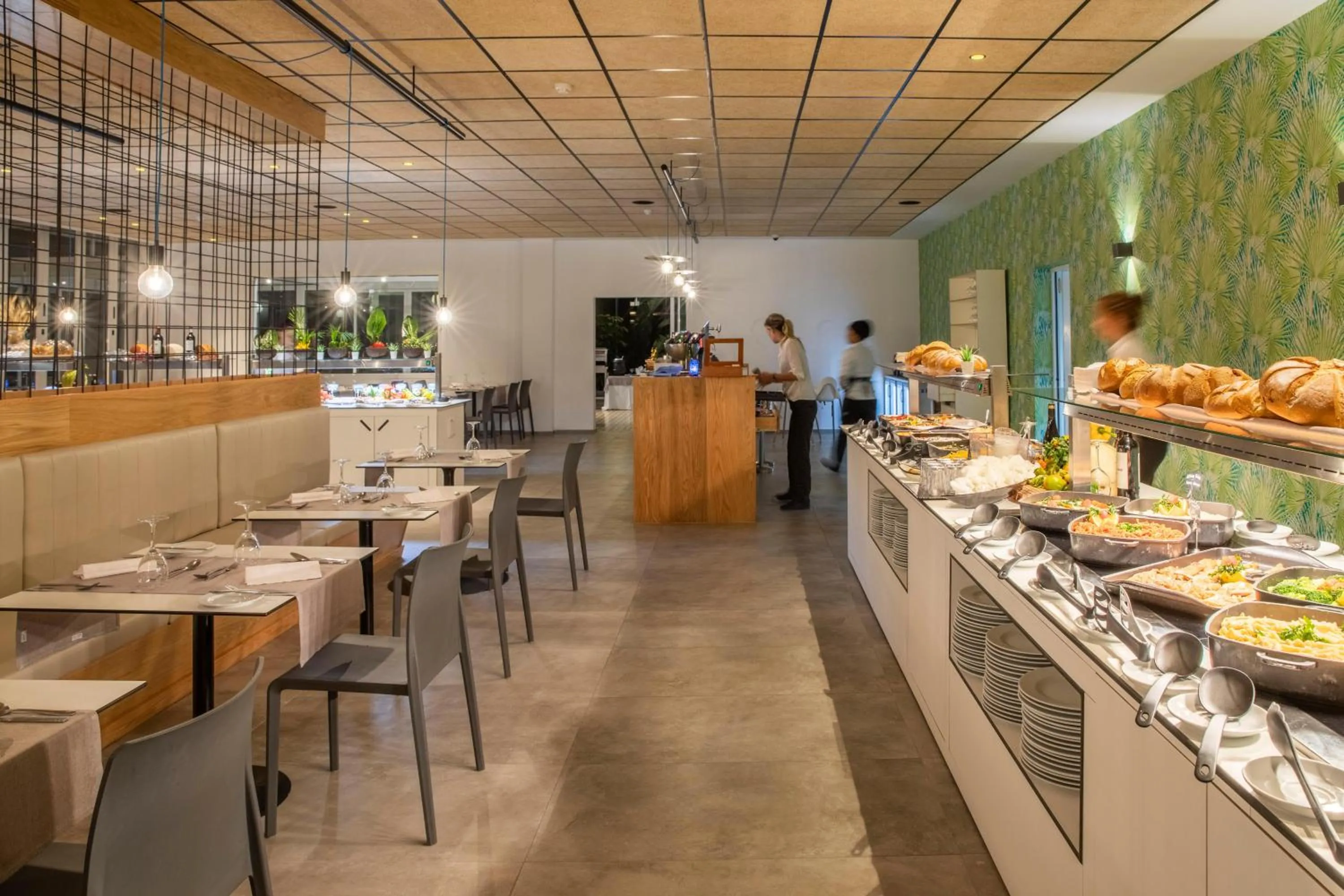 Restaurant/places to eat in Oasis Lanz Beach Mate