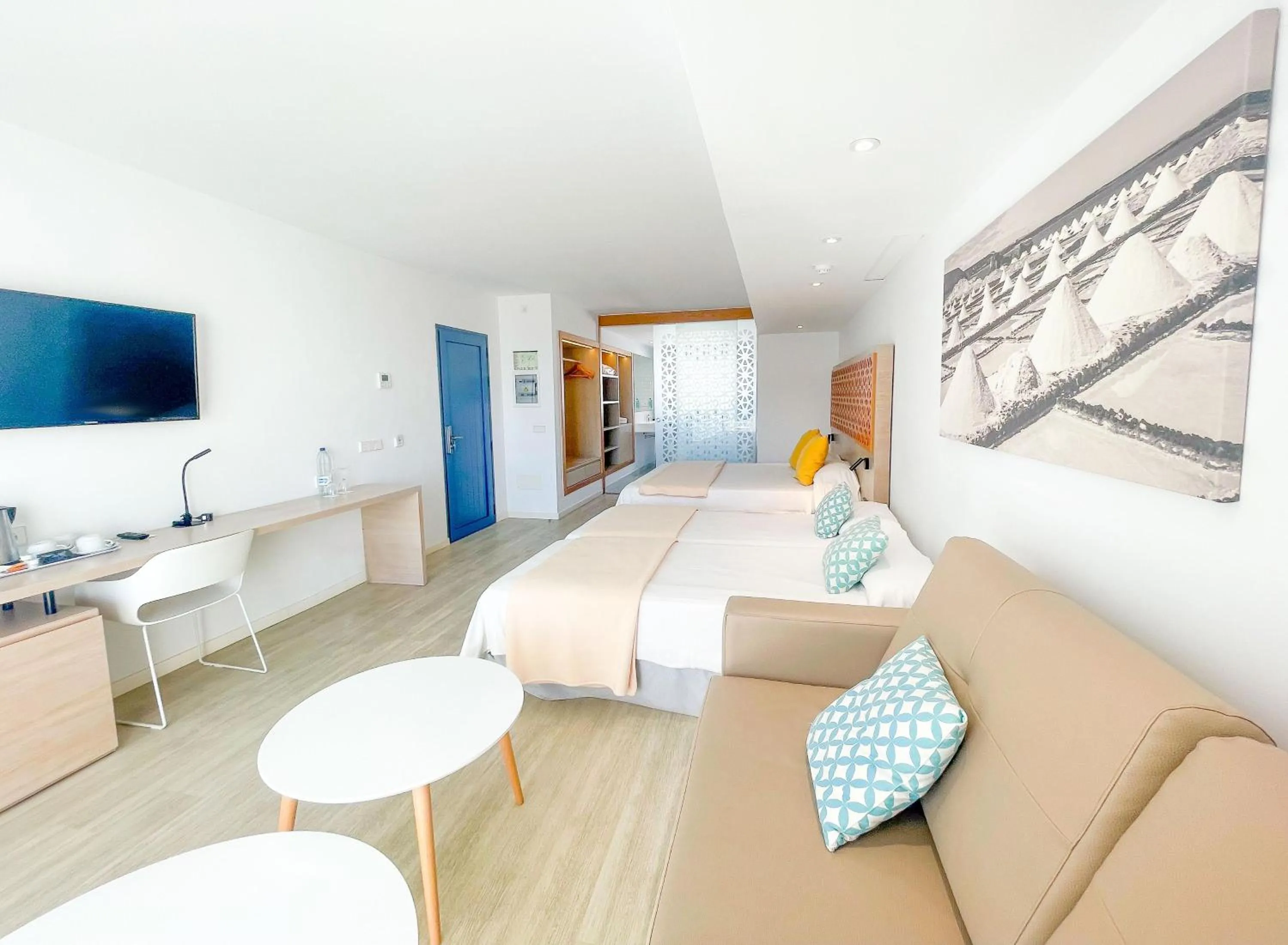 Photo of the whole room, Bed in Oasis Lanz Beach Mate