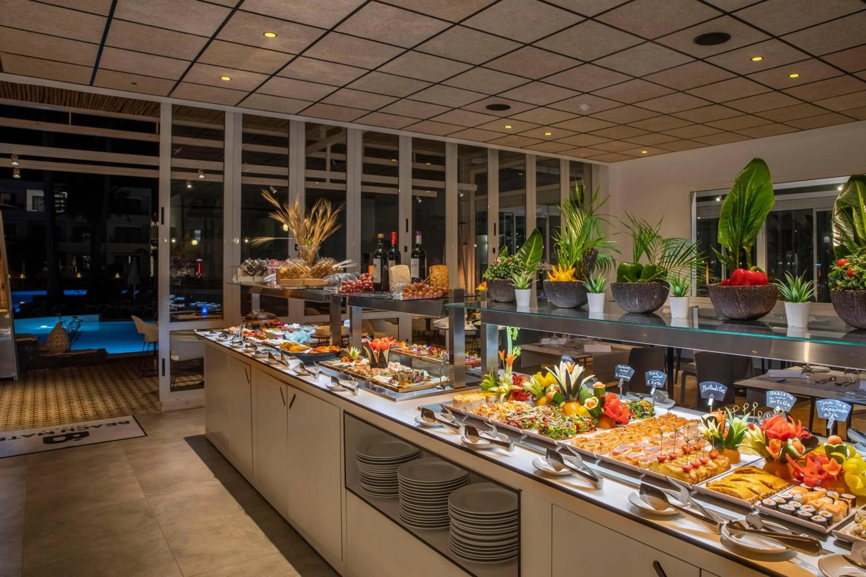 Restaurant/places to eat in Oasis Lanz Beach Mate