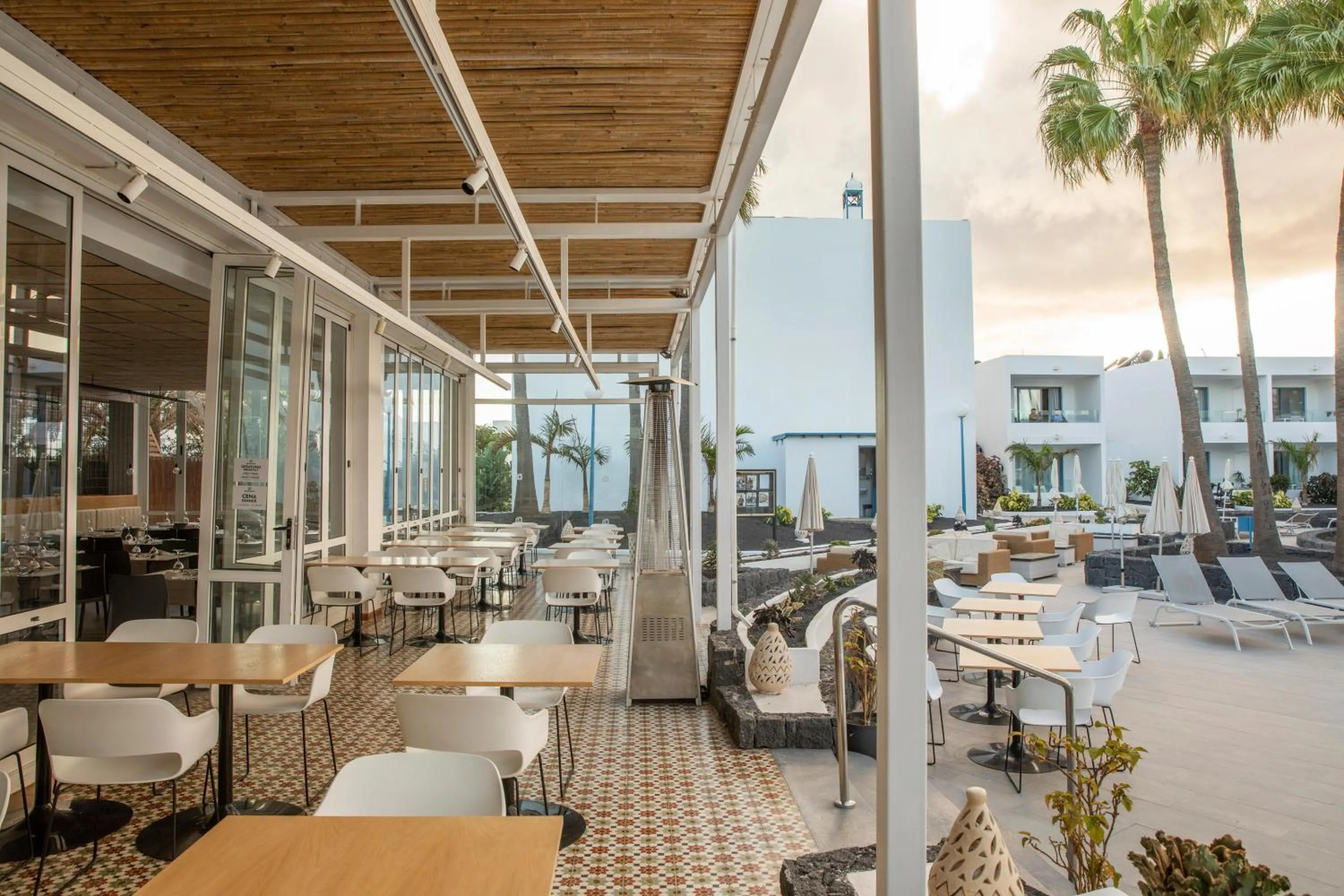 Restaurant/places to eat in Oasis Lanz Beach Mate