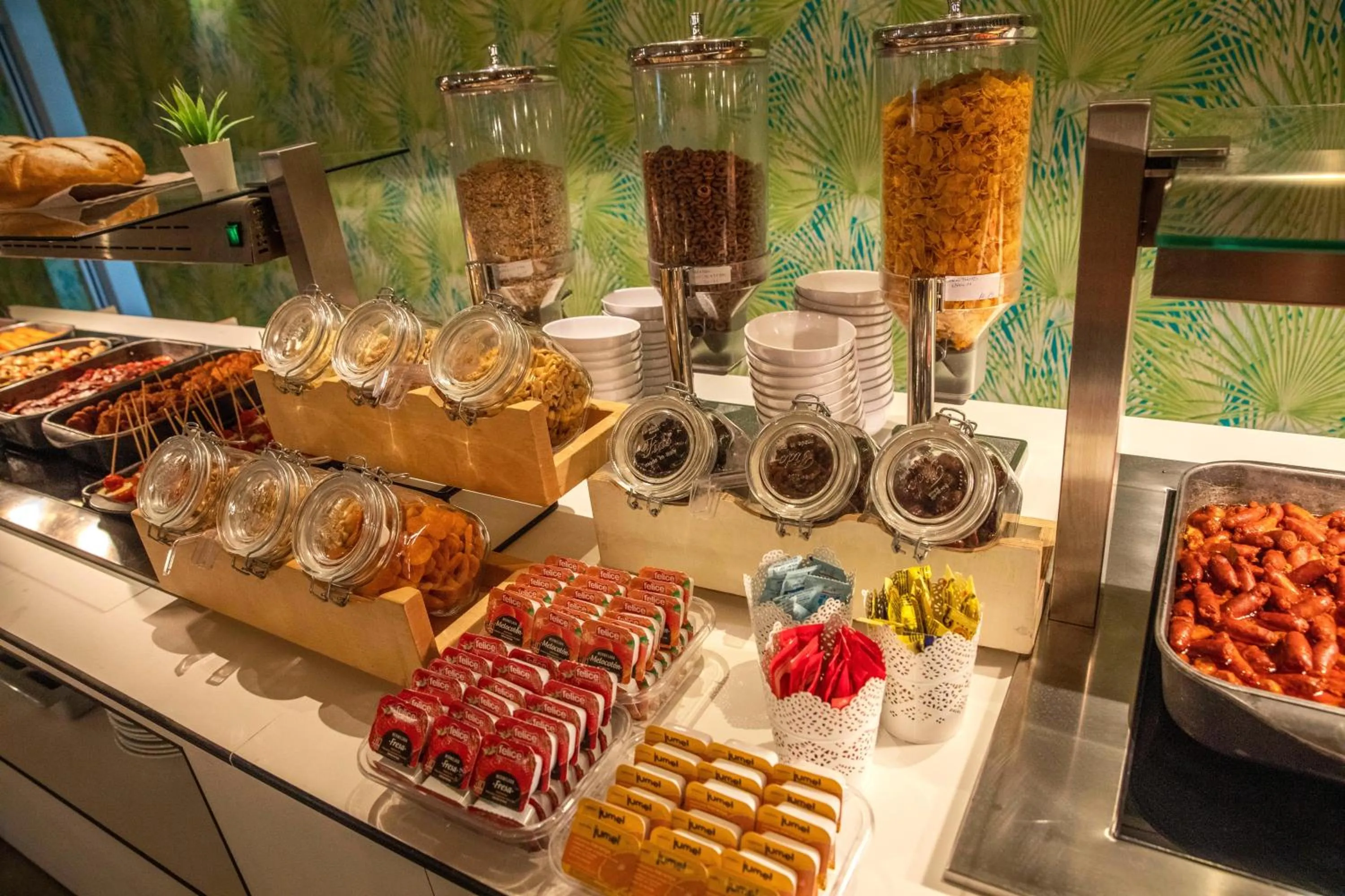 Restaurant/places to eat in Oasis Lanz Beach Mate