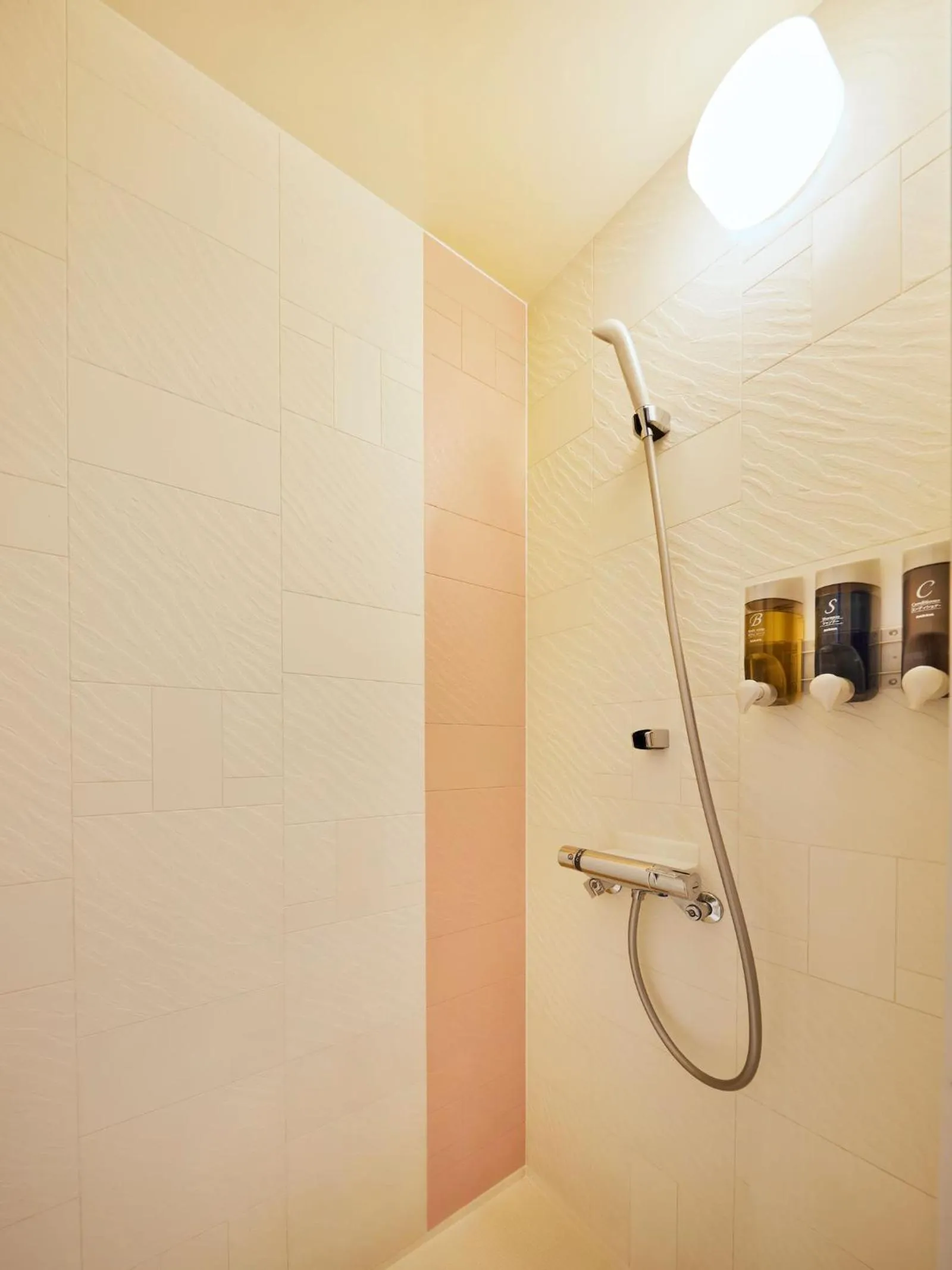 Shower in Ours Inn Hankyu