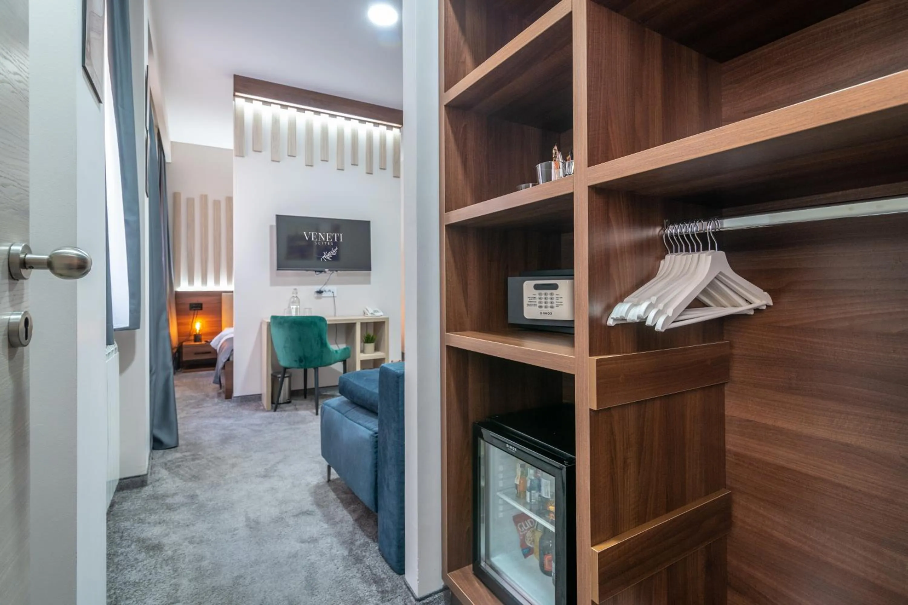 wardrobe, Bed in Veneti Suites