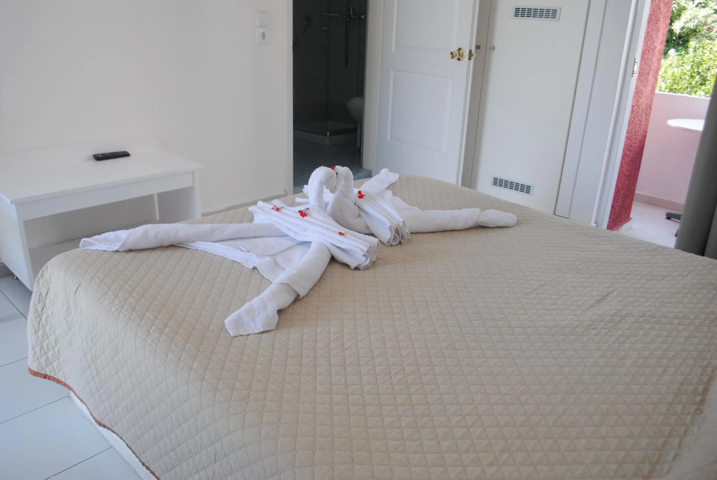 Photo of the whole room, Bed in Summer Dream