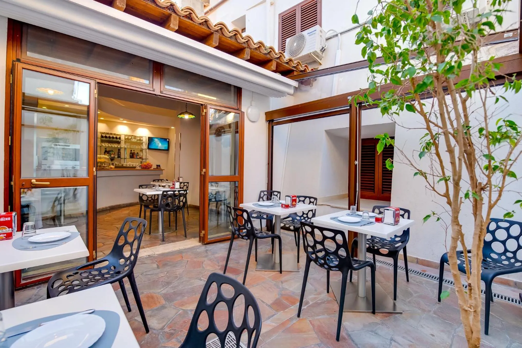 Restaurant/places to eat in Hotel Aliai