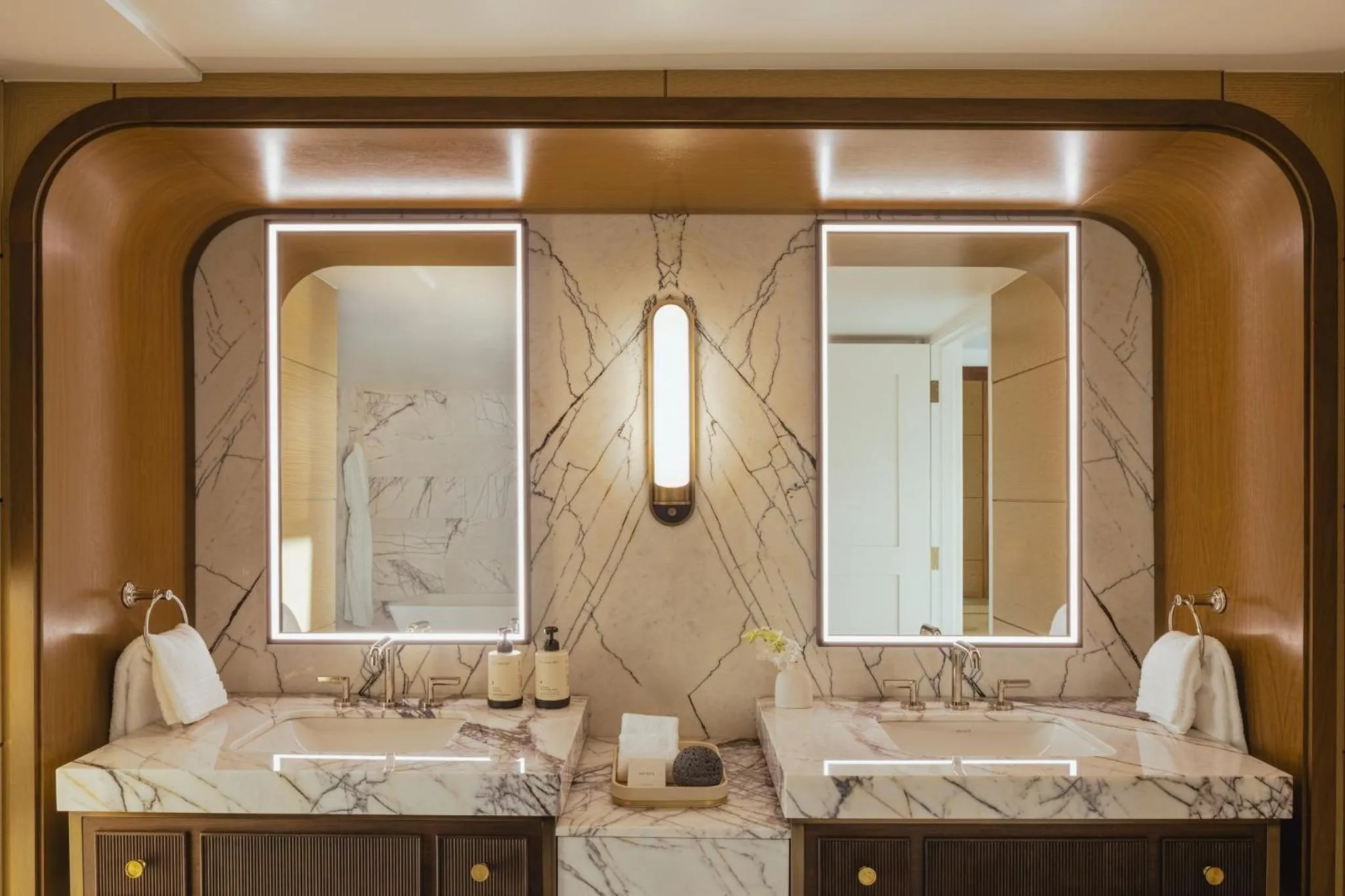 Photo of the whole room, Bed in Regent Santa Monica Beach