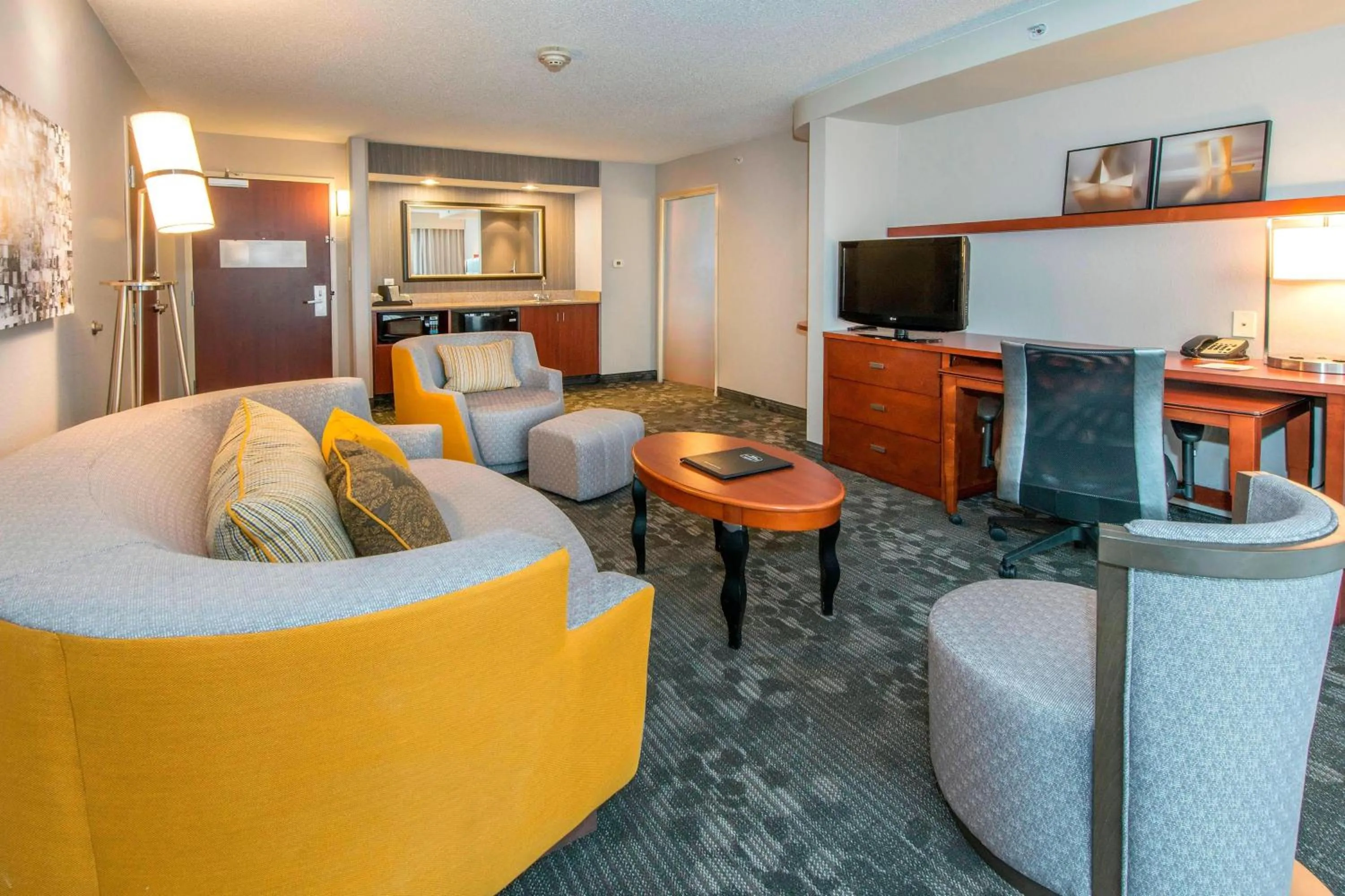 Living room in Courtyard by Marriott Montgomery Prattville