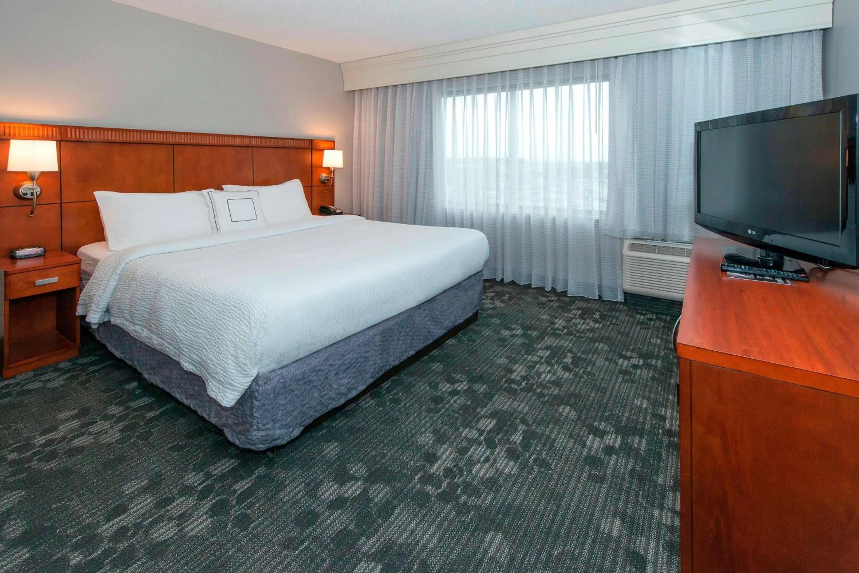 Photo of the whole room, Bed in Courtyard by Marriott Montgomery Prattville