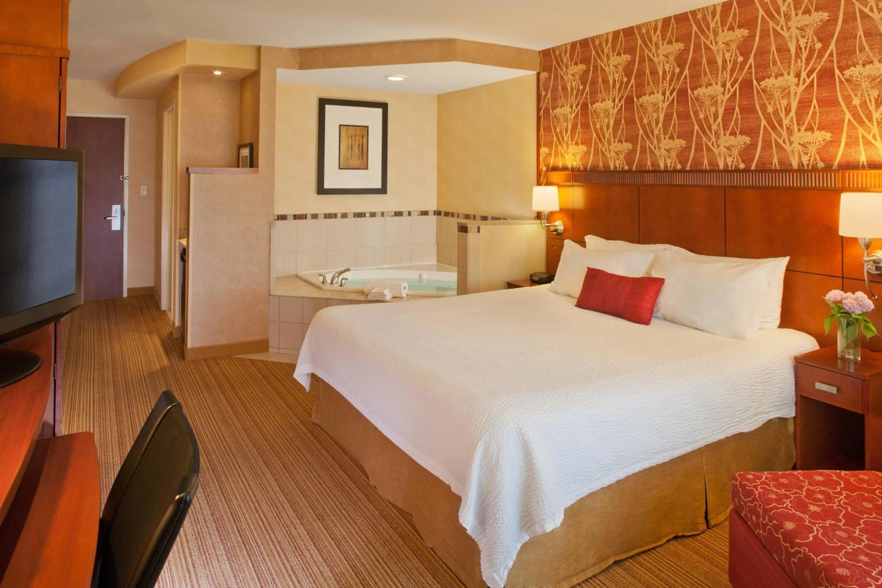 Photo of the whole room, Bed in Courtyard Medford Airport