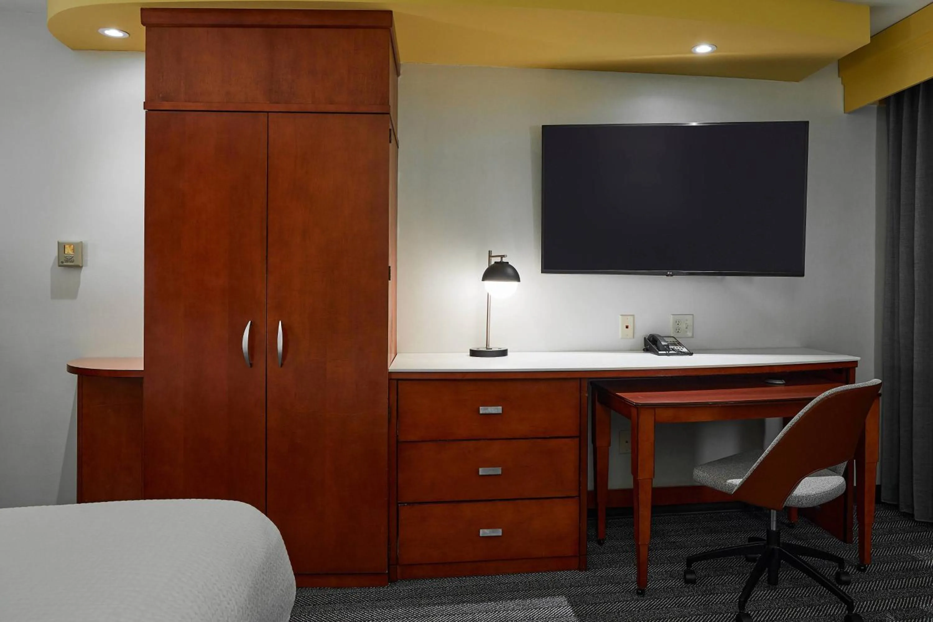 Photo of the whole room in Courtyard Medford Airport