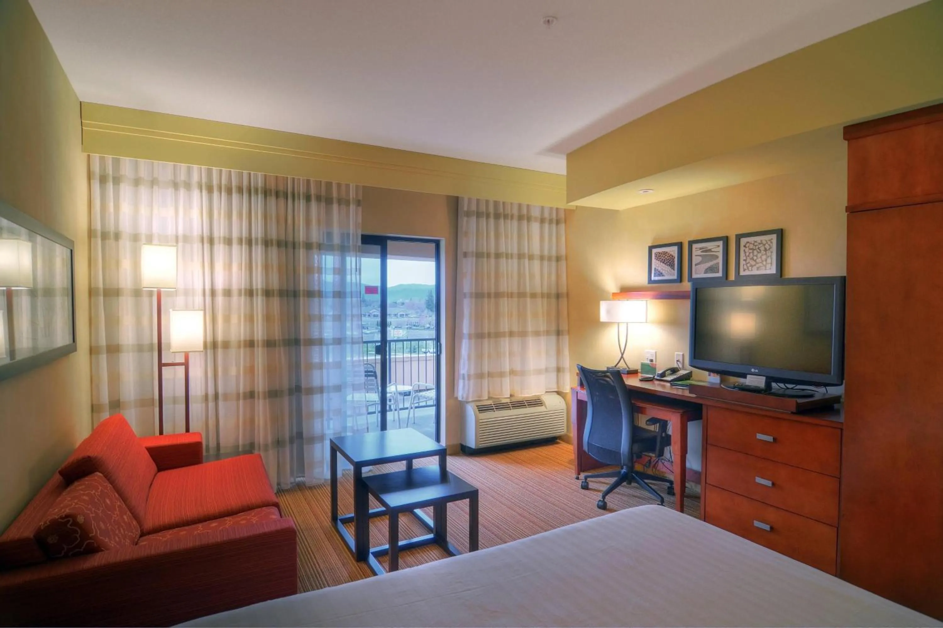 Photo of the whole room, Bed in Courtyard Medford Airport